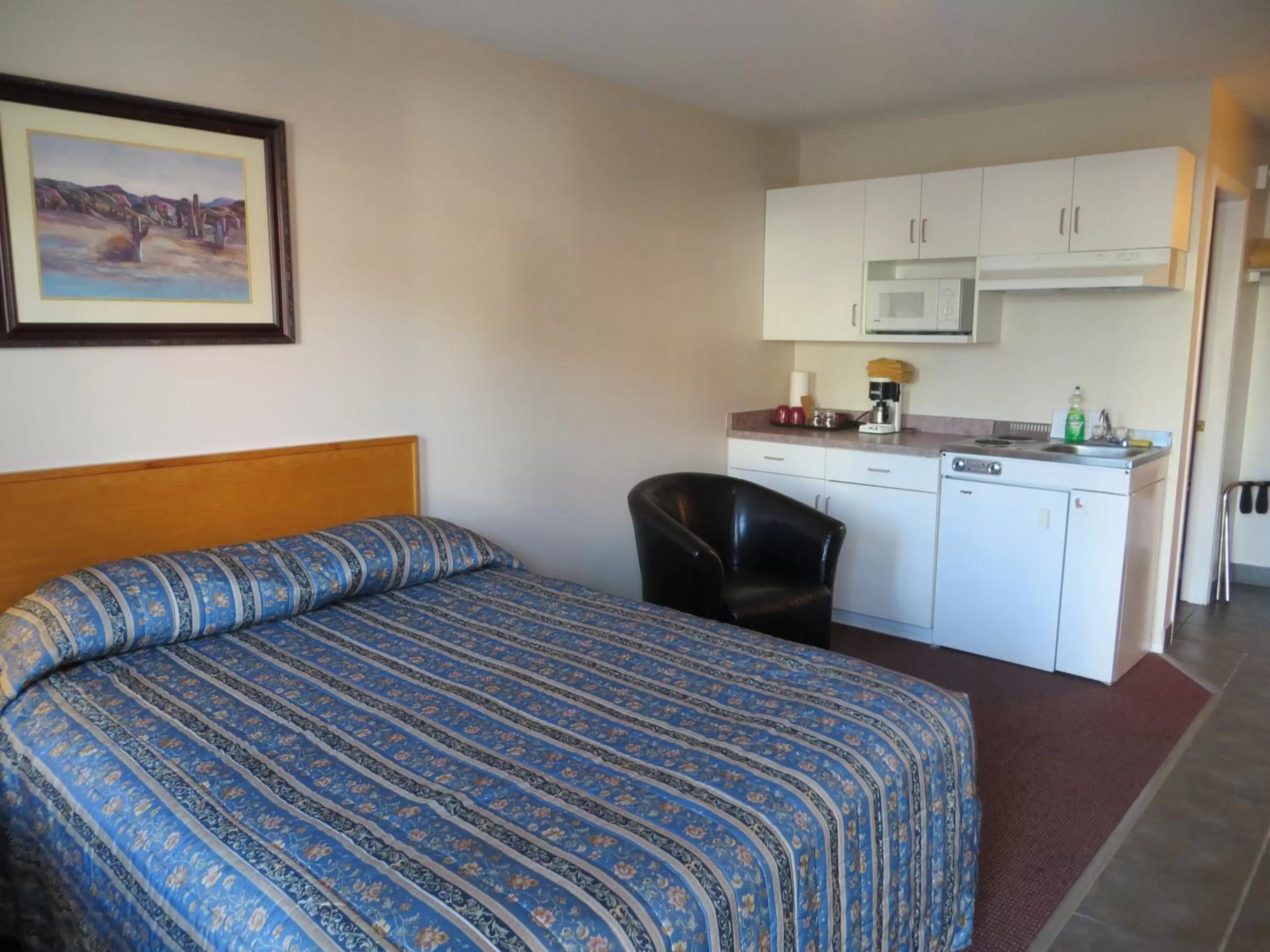 Kitchen or kitchenette, Bed in Cactus Tree Inn