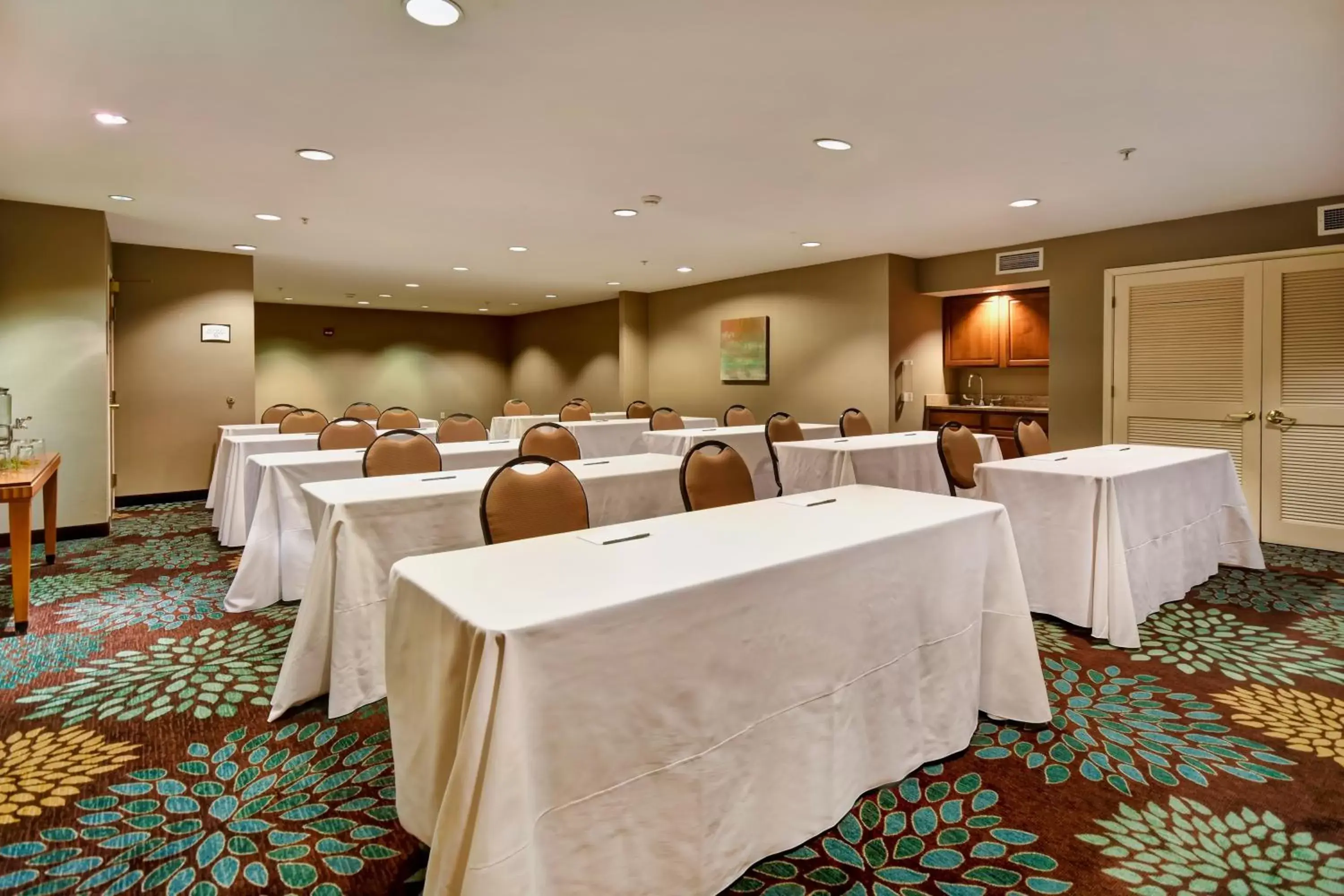 Meeting/conference room in Staybridge Suites Madison - East, an IHG Hotel