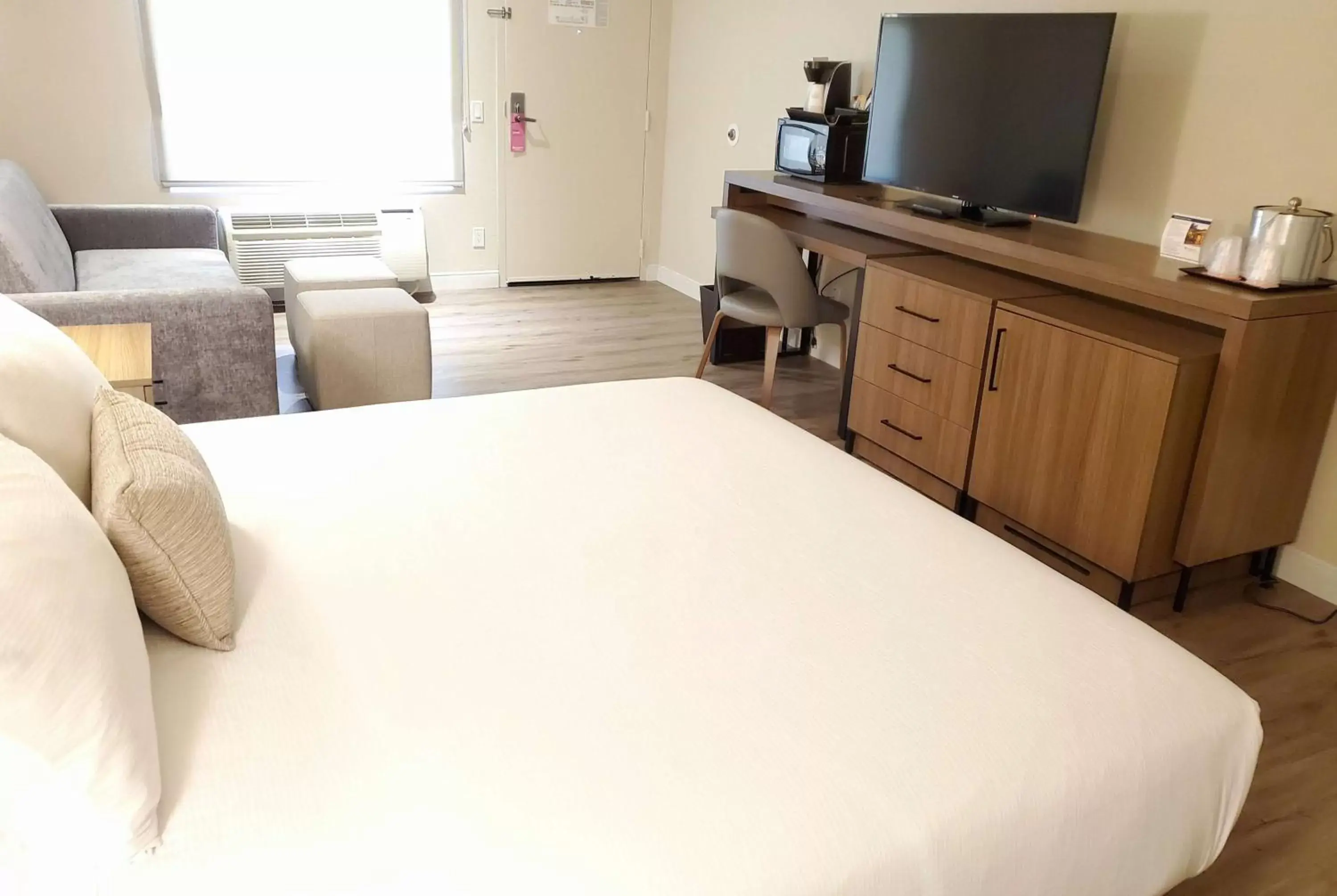 Photo of the whole room, Bed in Wyndham Garden San Diego