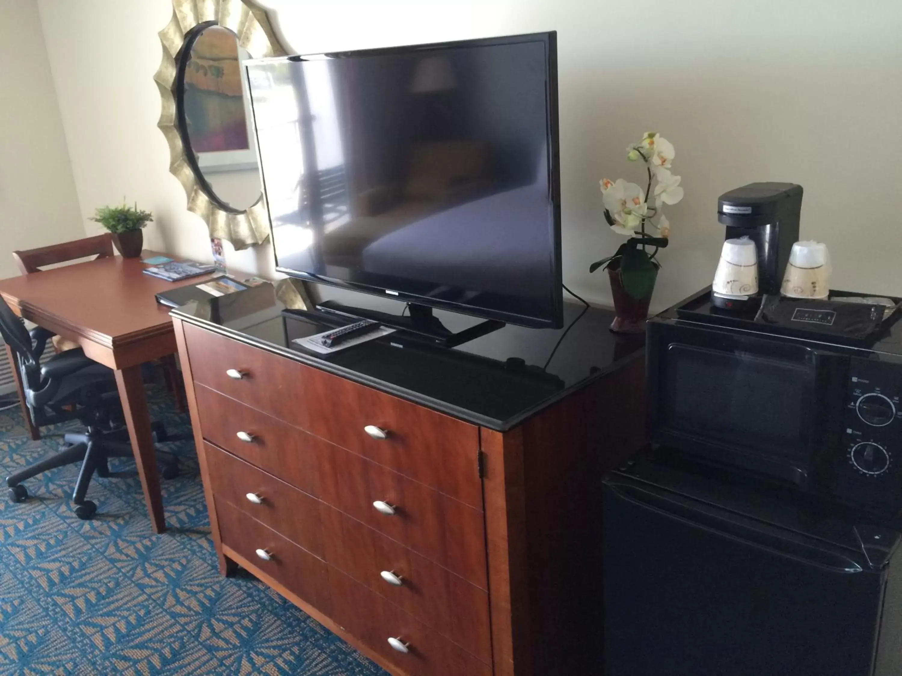 Bedroom, TV/Entertainment Center in Hotel Tybee