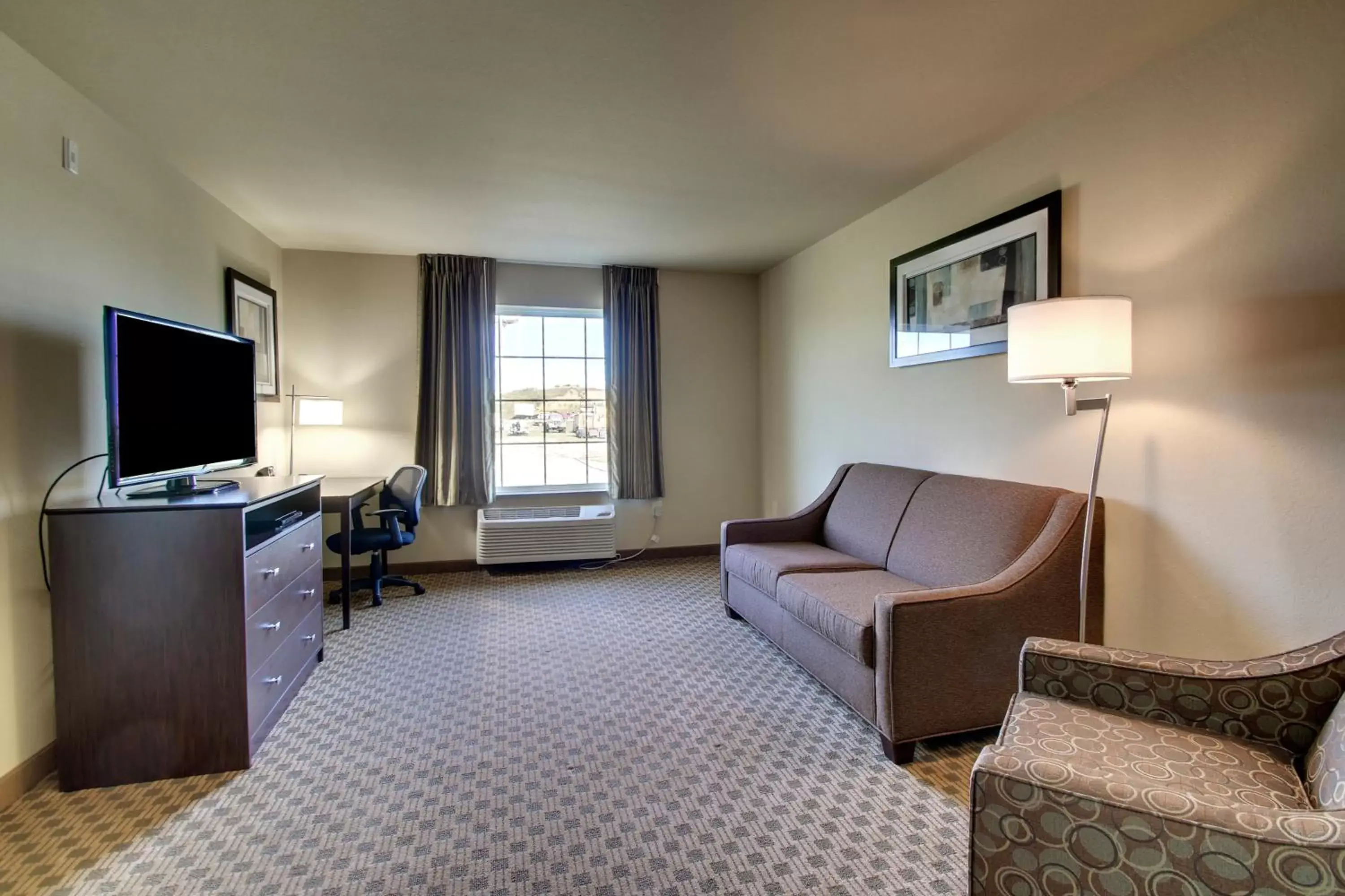 Bed, Seating Area in Cobblestone Inn & Suites - Bloomfield