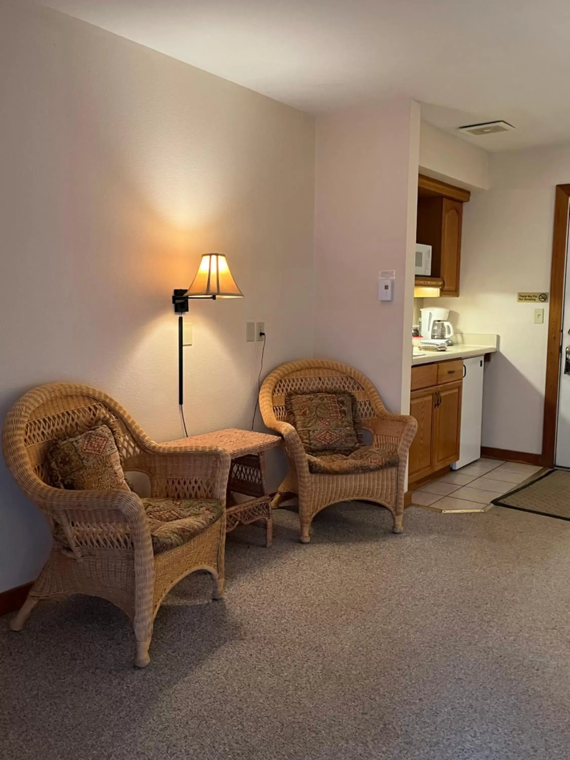Kitchen or kitchenette, Seating Area in River Run Inn