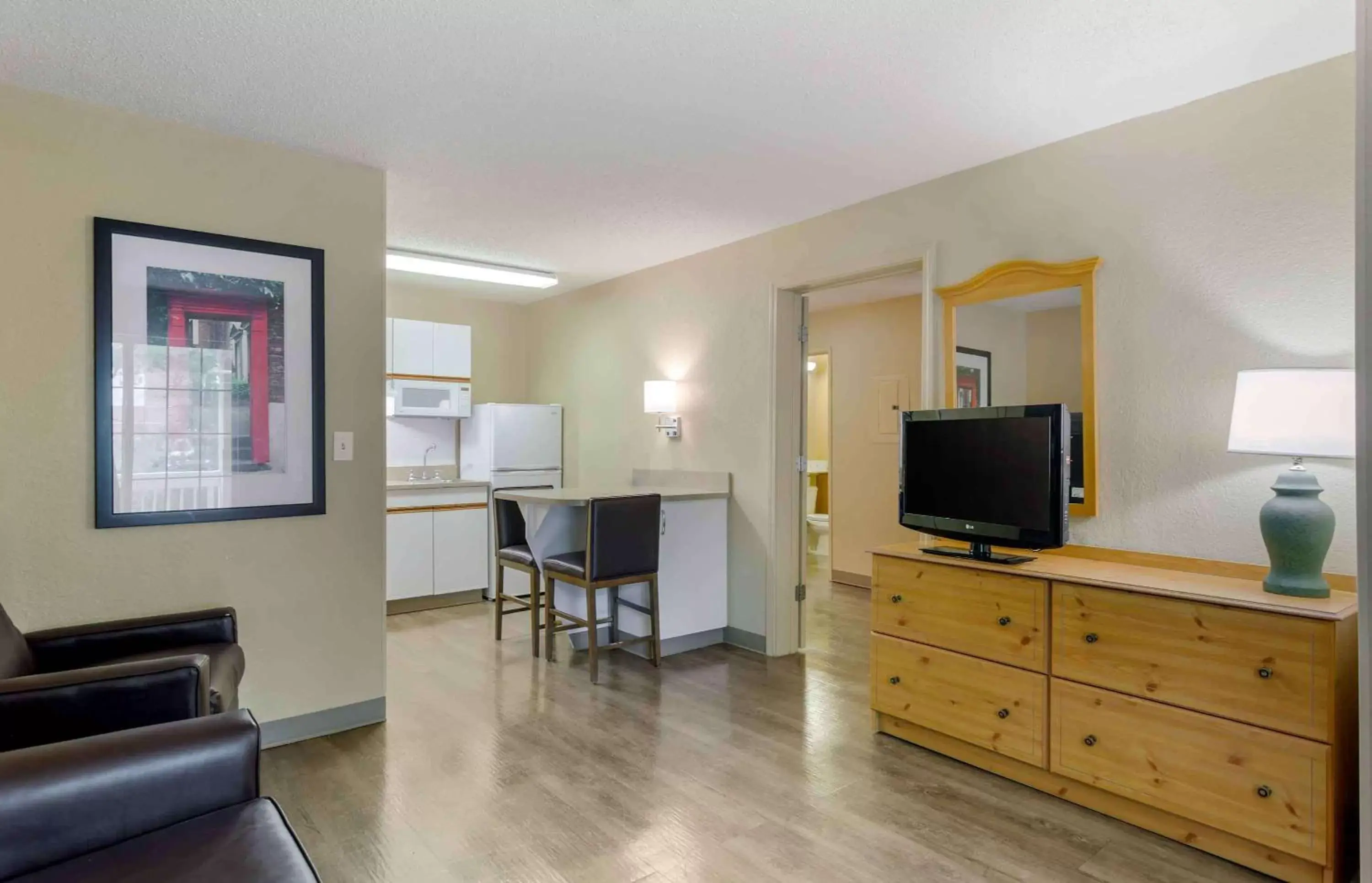 Bedroom, TV/Entertainment Center in Extended Stay America Suites - Nashville - Franklin - Cool Springs