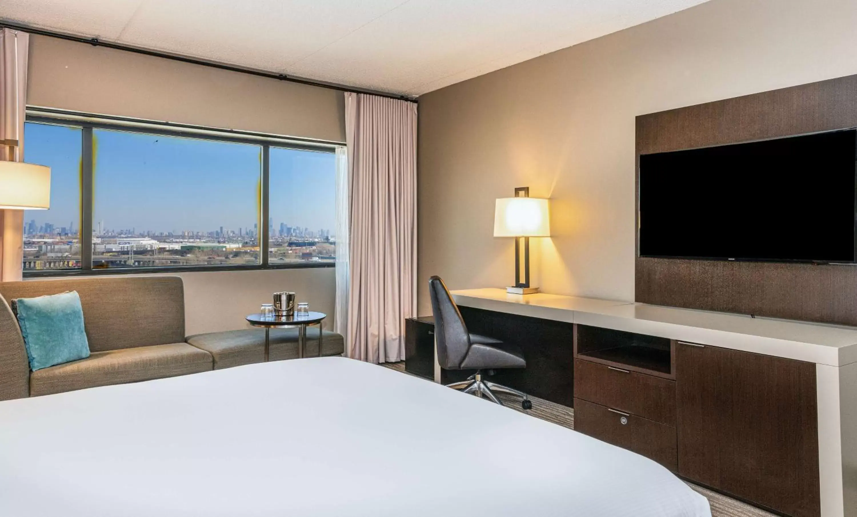 Bedroom, Bed in DoubleTree by Hilton Hotel Newark Airport