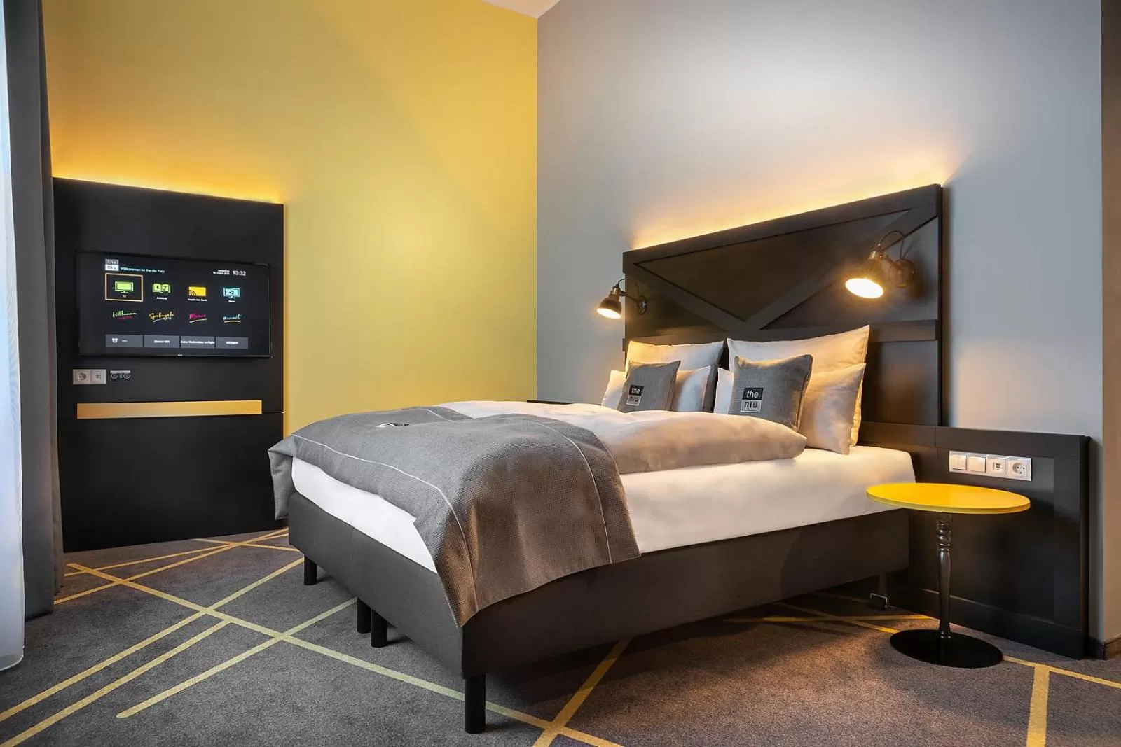 Bedroom, Bed in Holiday Inn - the niu, Fury Aschheim Messe by IHG