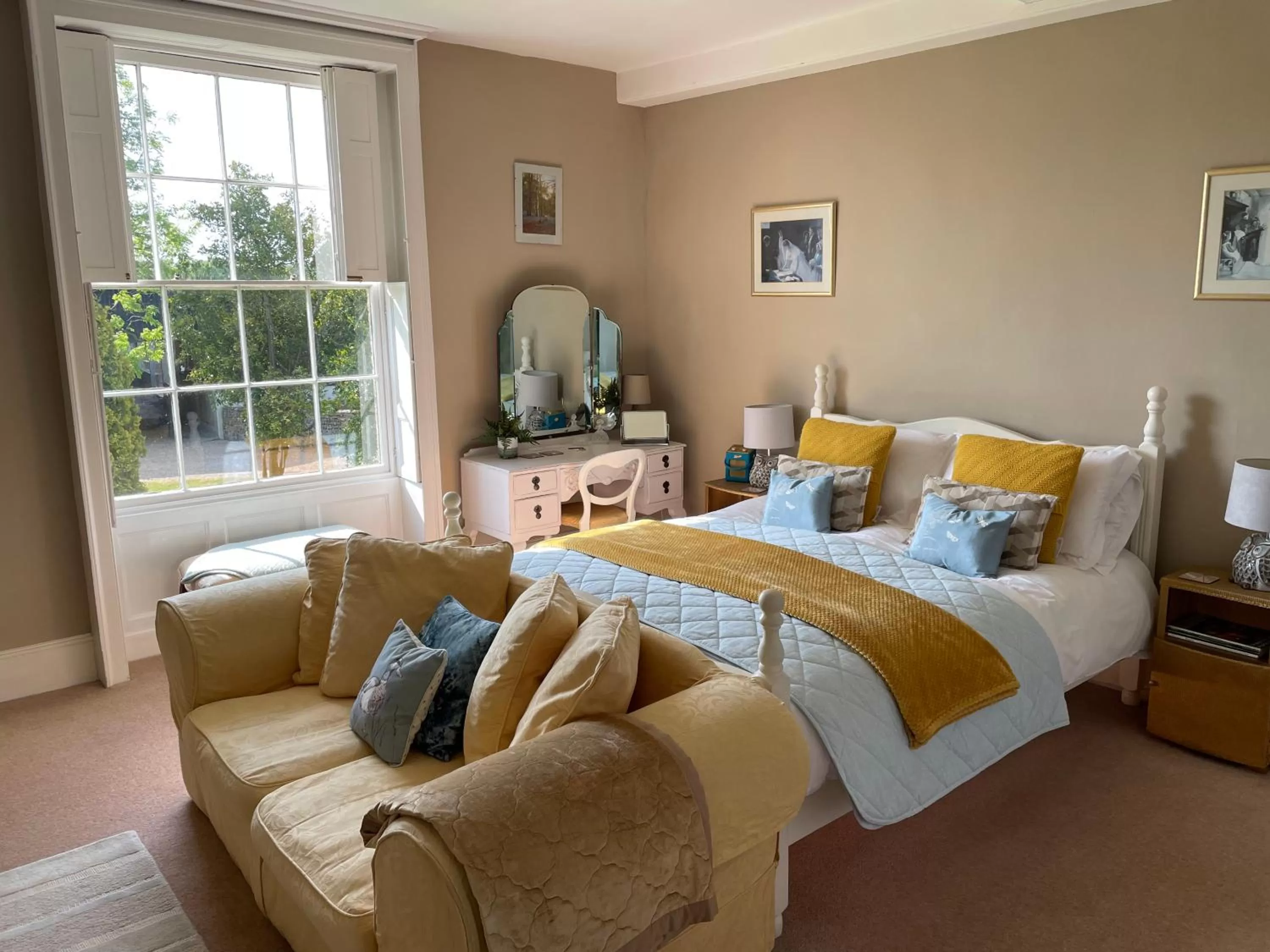 King Room with Garden View in Goss Hall