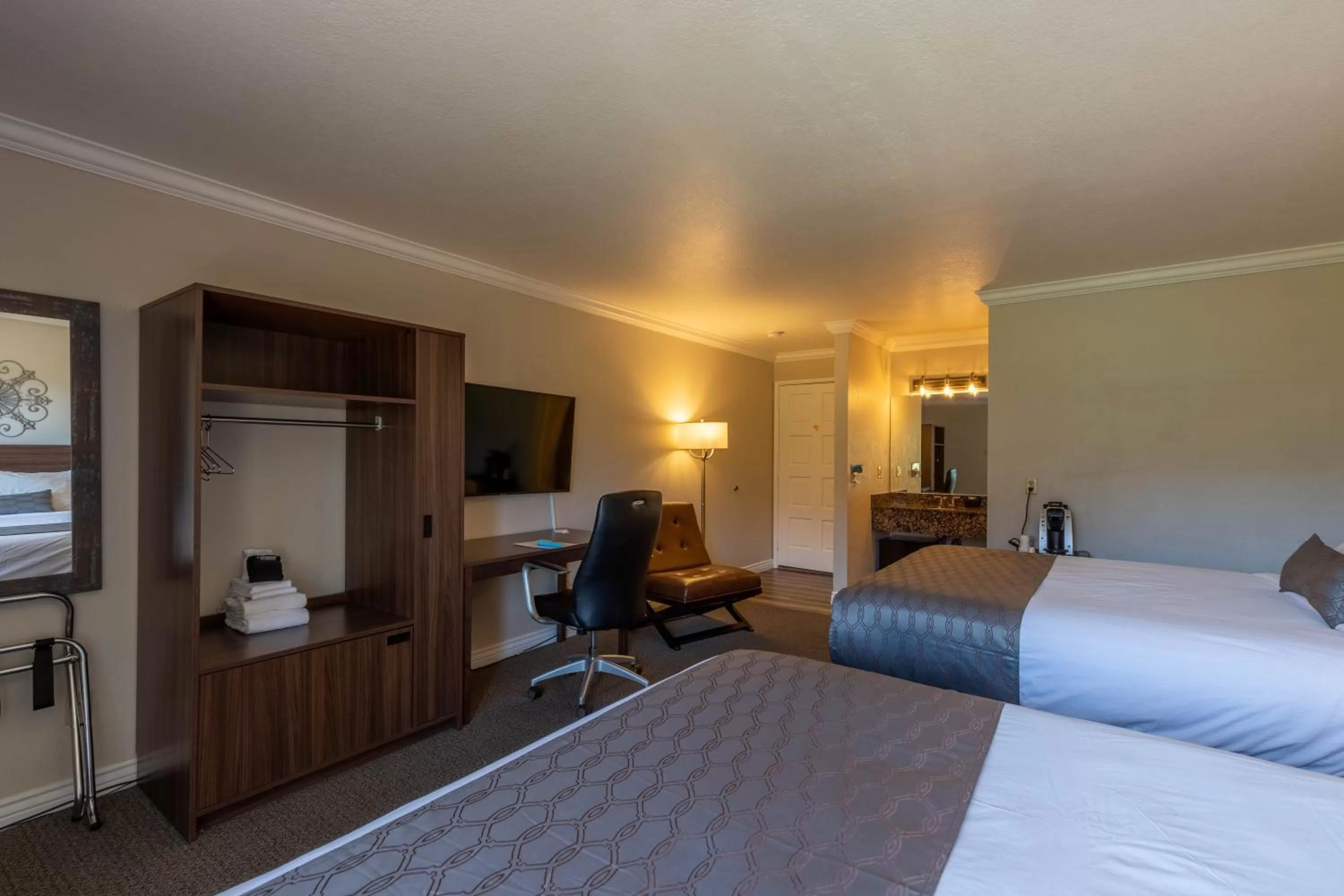 Photo of the whole room, Bed in Cedars Resort