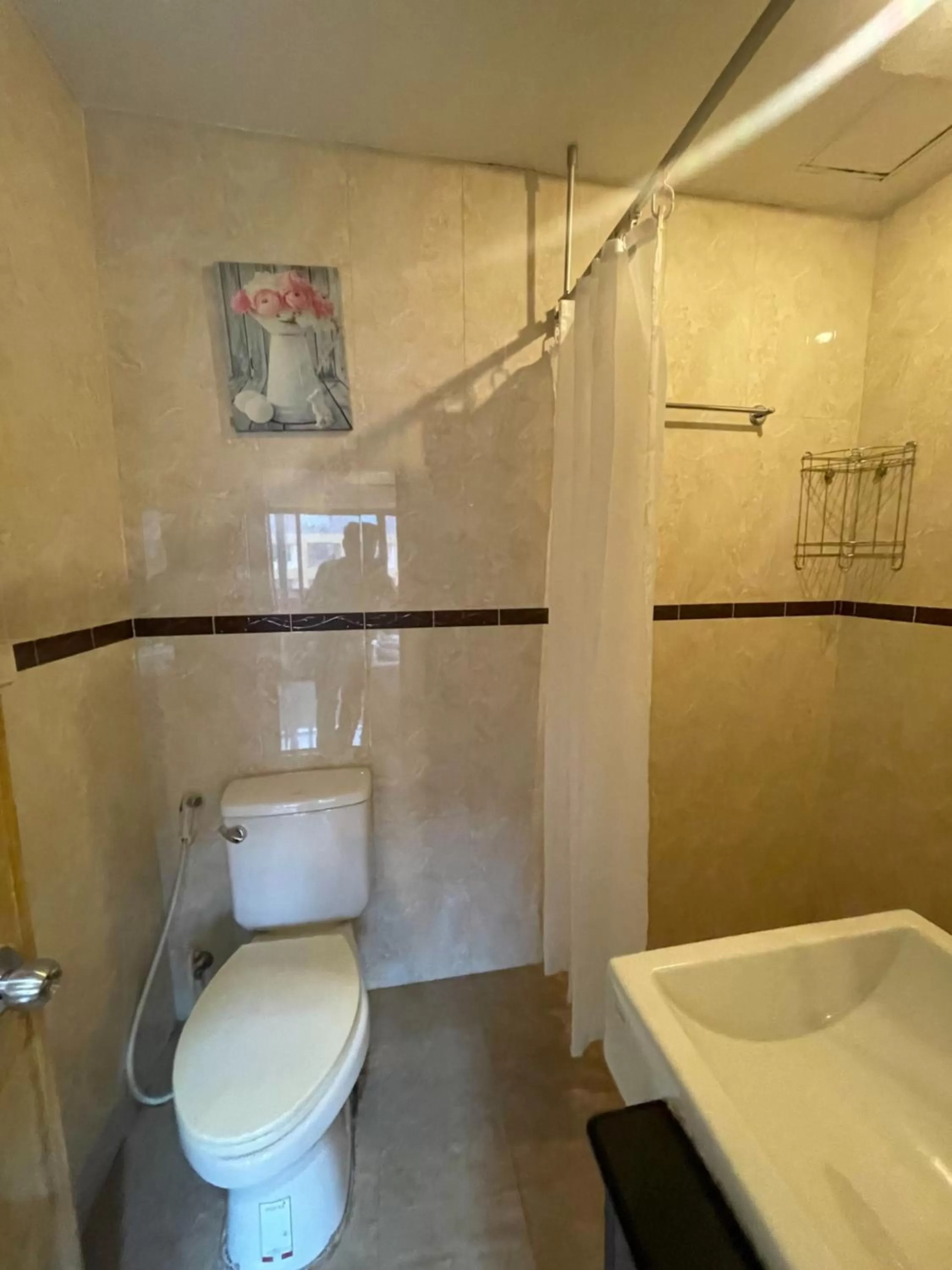 Toilet in Babylon Residence Inn pattaya