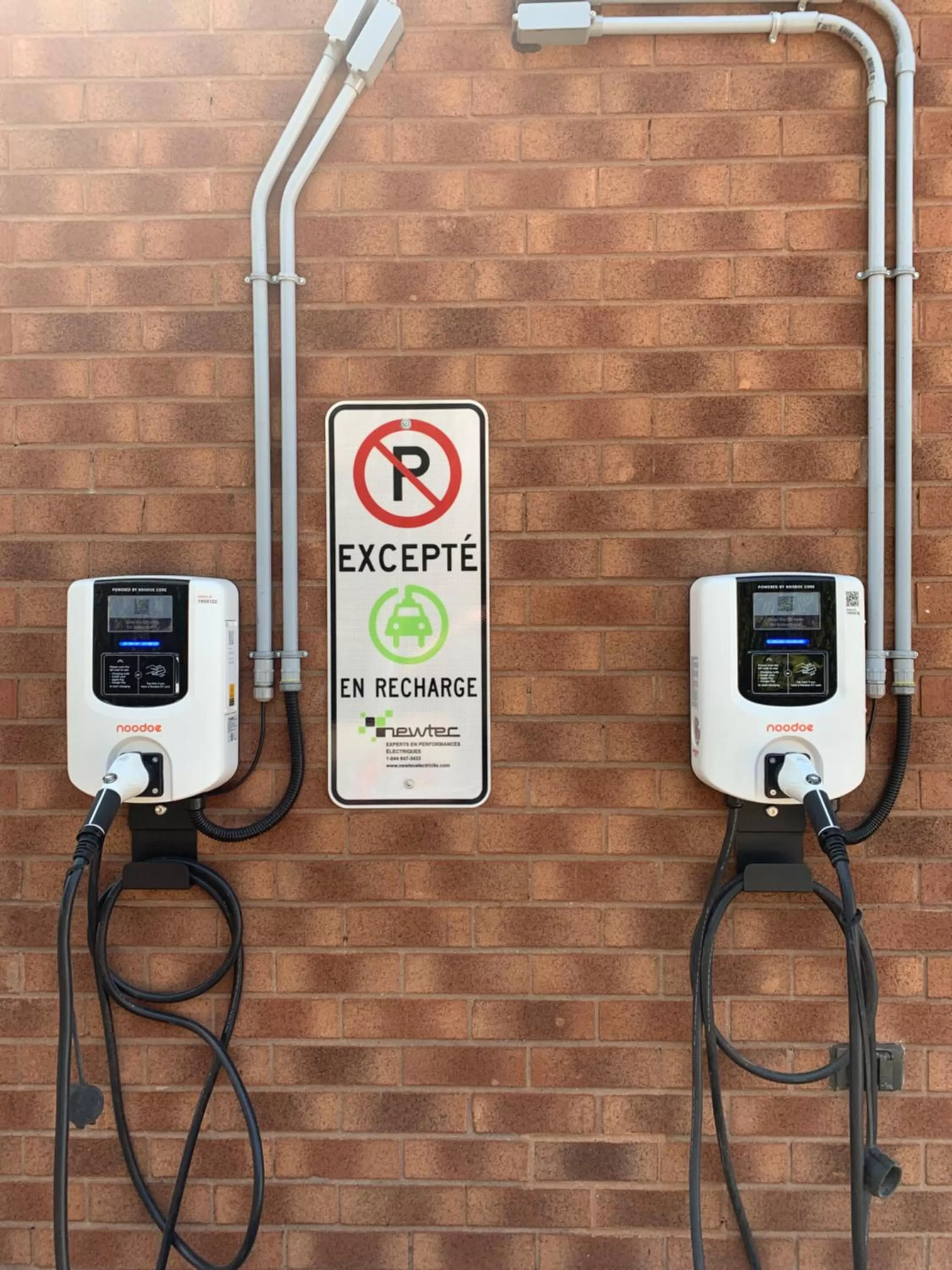 Parking in Econo Lodge Airport Quebec