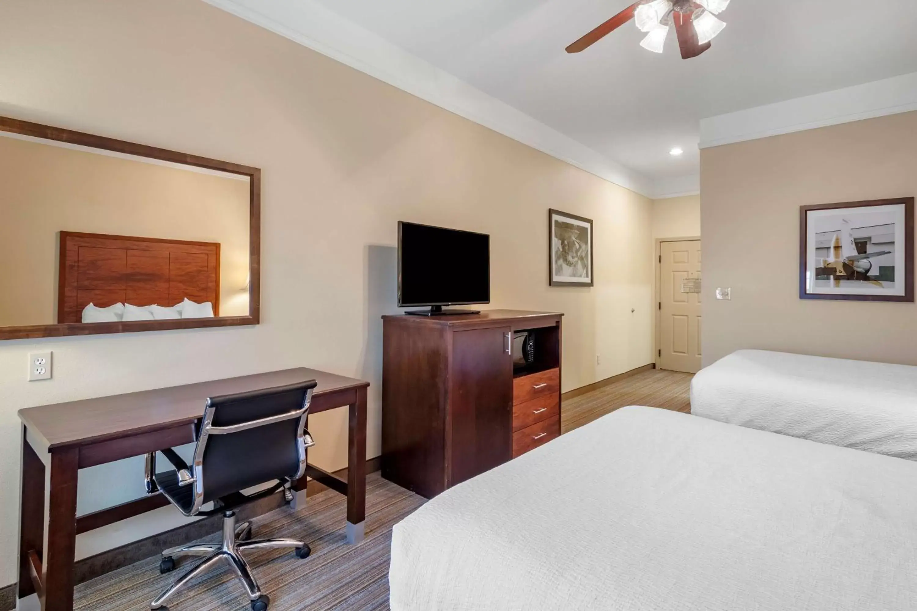 Bedroom, TV/Entertainment Center in BEST WESTERN PLUS Monica Royale Inn & Suites