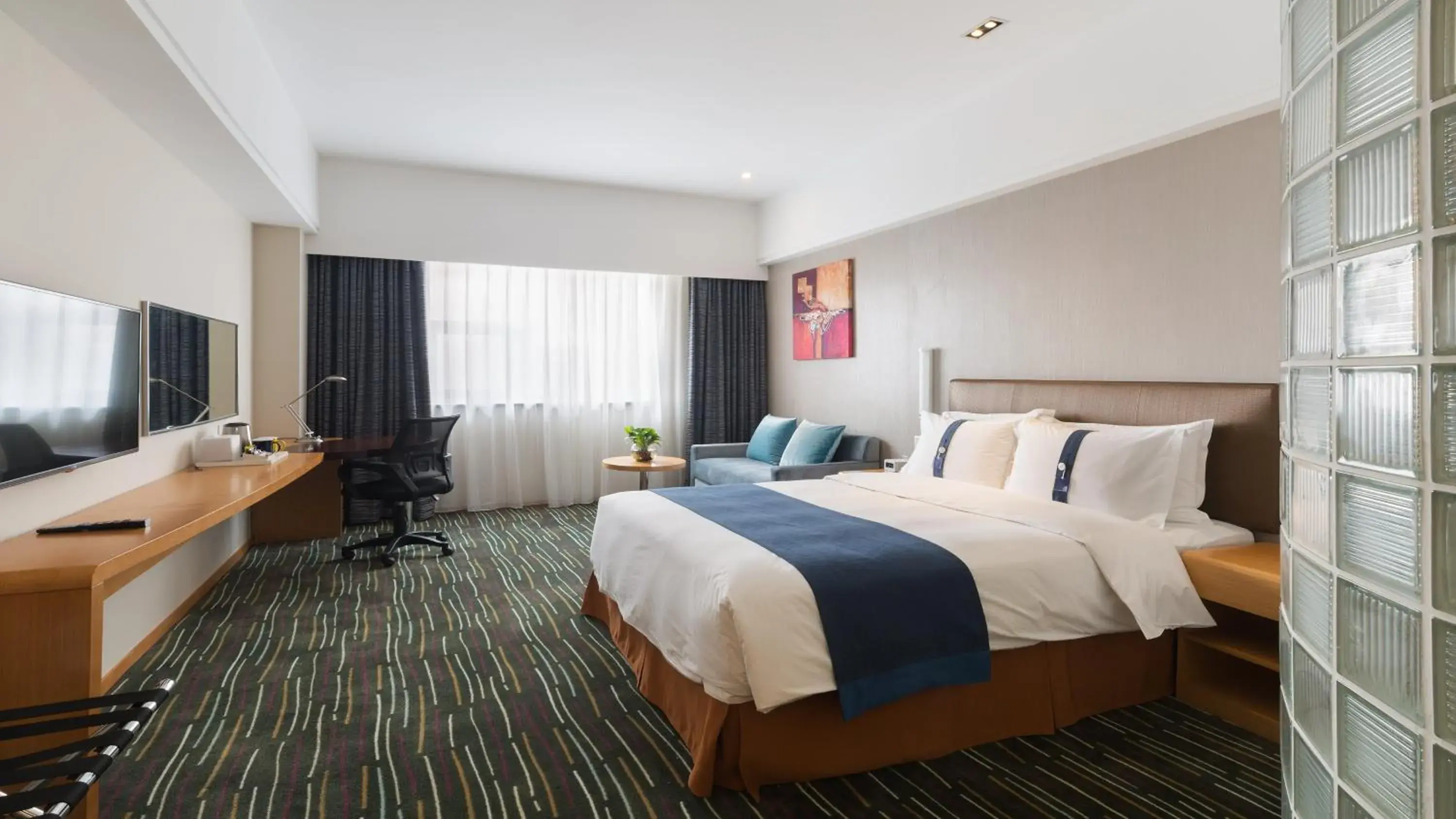 Photo of the whole room, Bed in Holiday Inn Express Shanghai New Jinqiao, an IHG Hotel