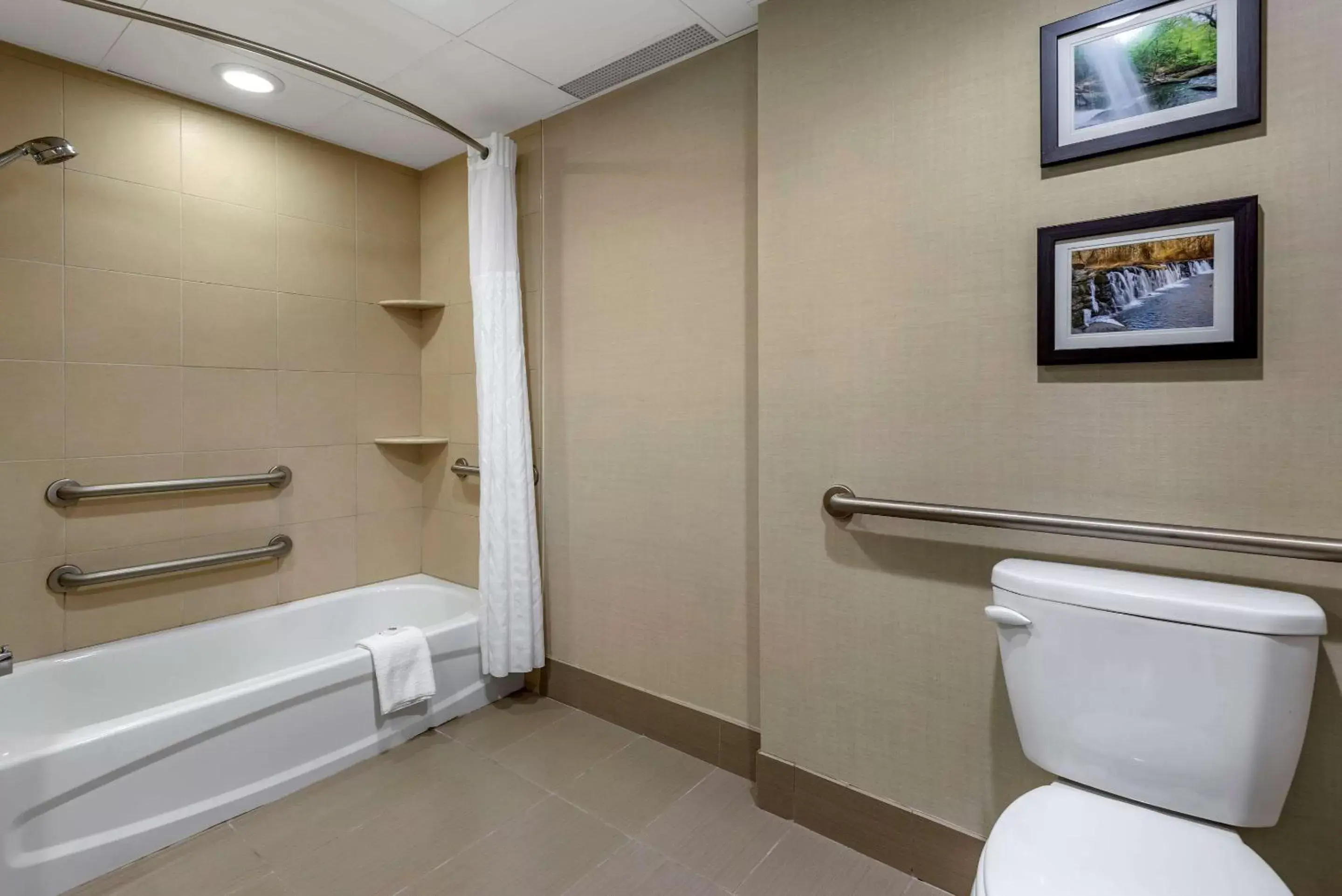 Bathroom in Comfort Inn & Suites Glen Mills - Concordville