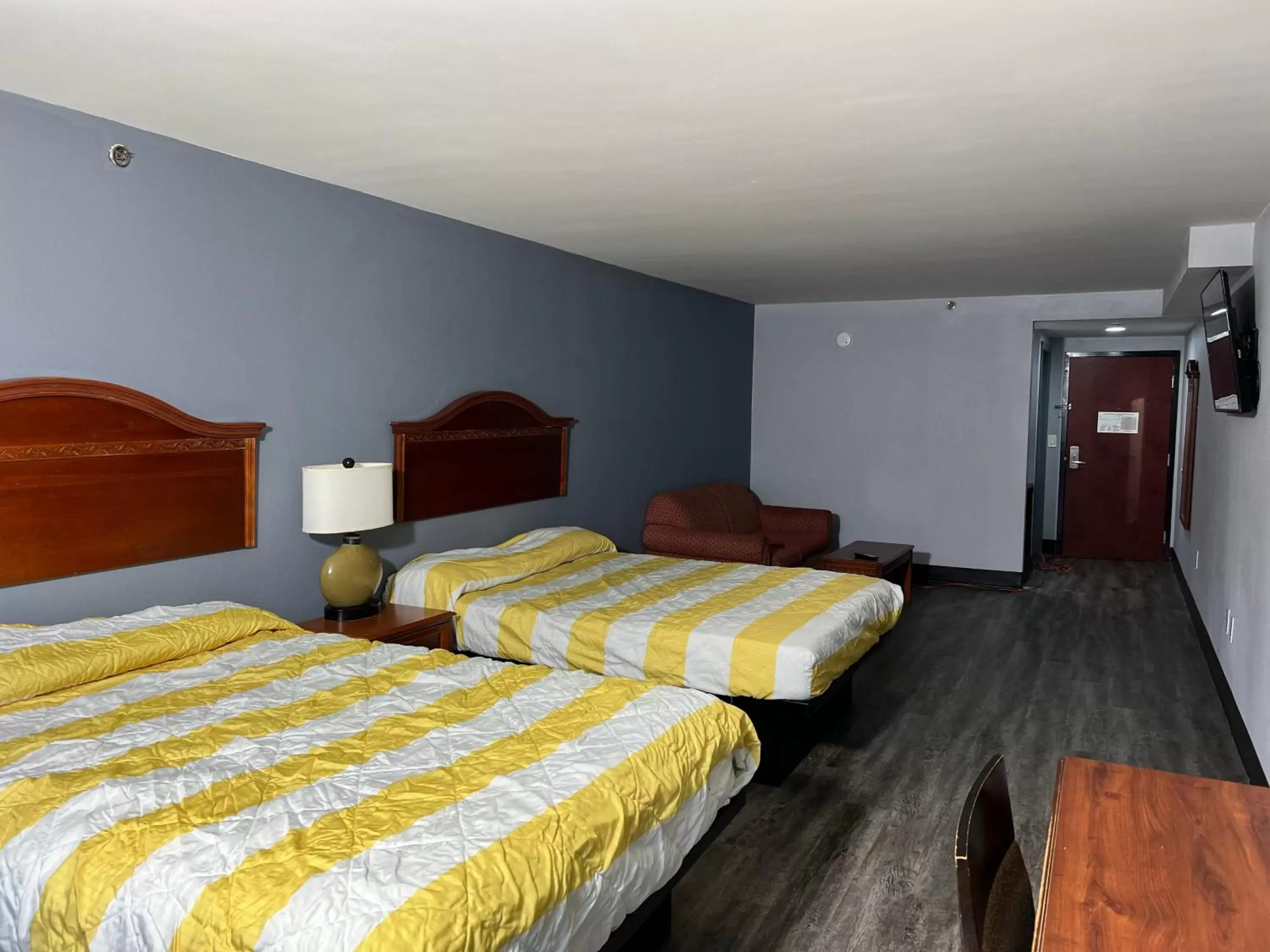 Bed in Jamestown inn & Suites