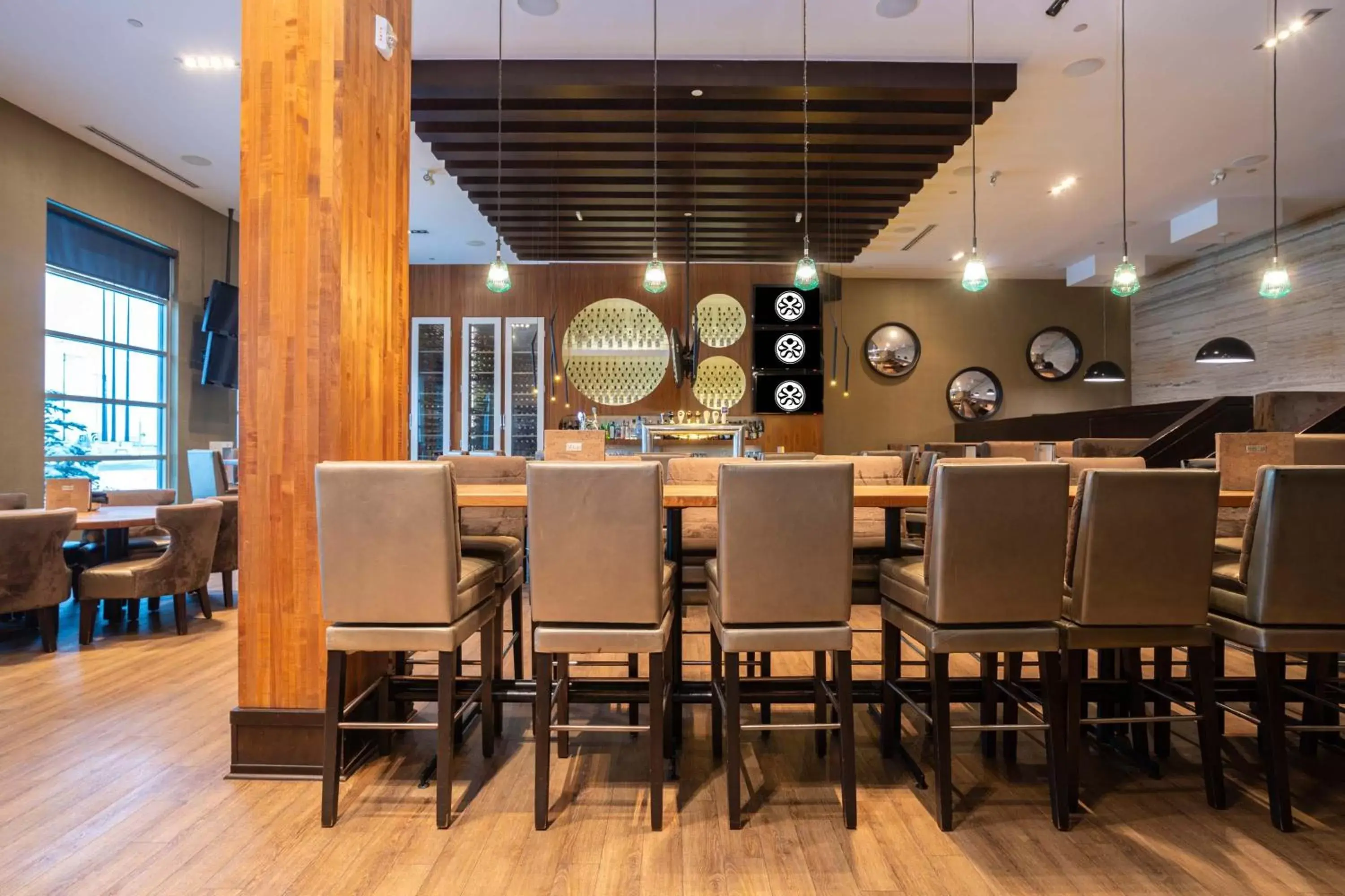 Lounge or bar, Restaurant/Places to Eat in Sandman Signature Edmonton South Hotel