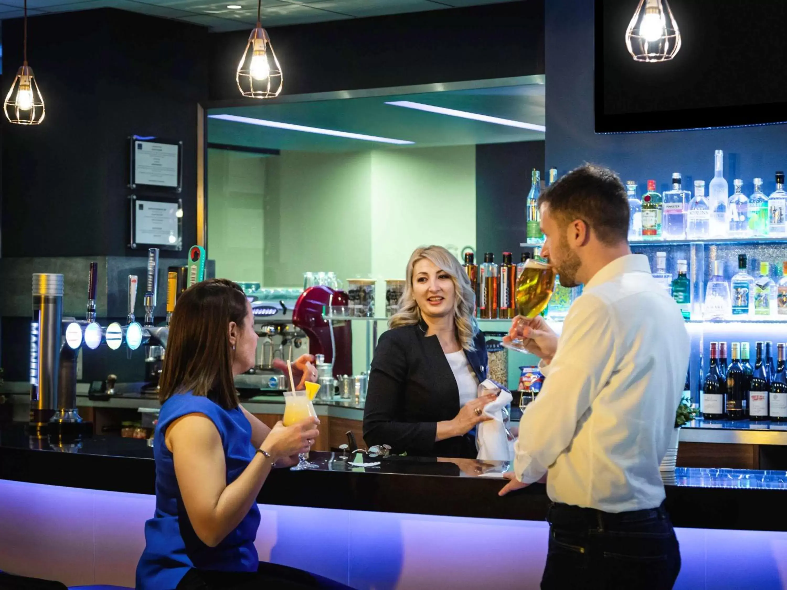 Lounge or bar in Novotel Reading Centre