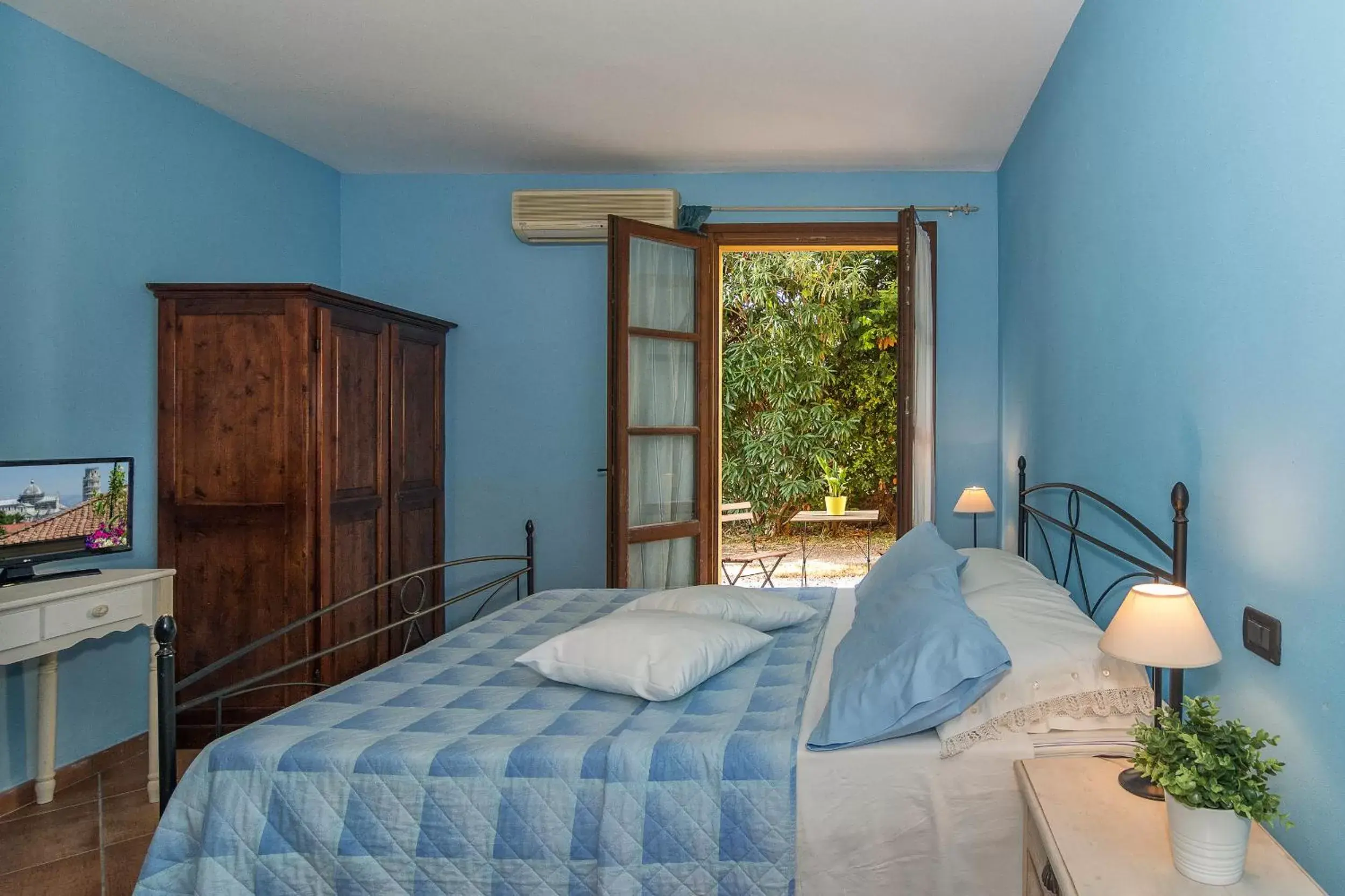 Bedroom, Bed in Pisa Holidays