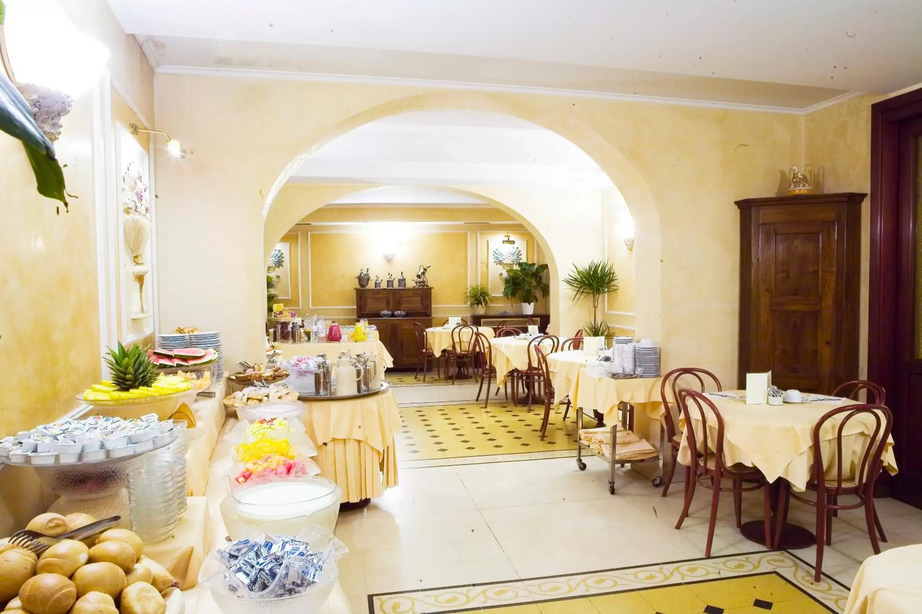 Buffet breakfast, Restaurant/Places to Eat in Corona D'Italia