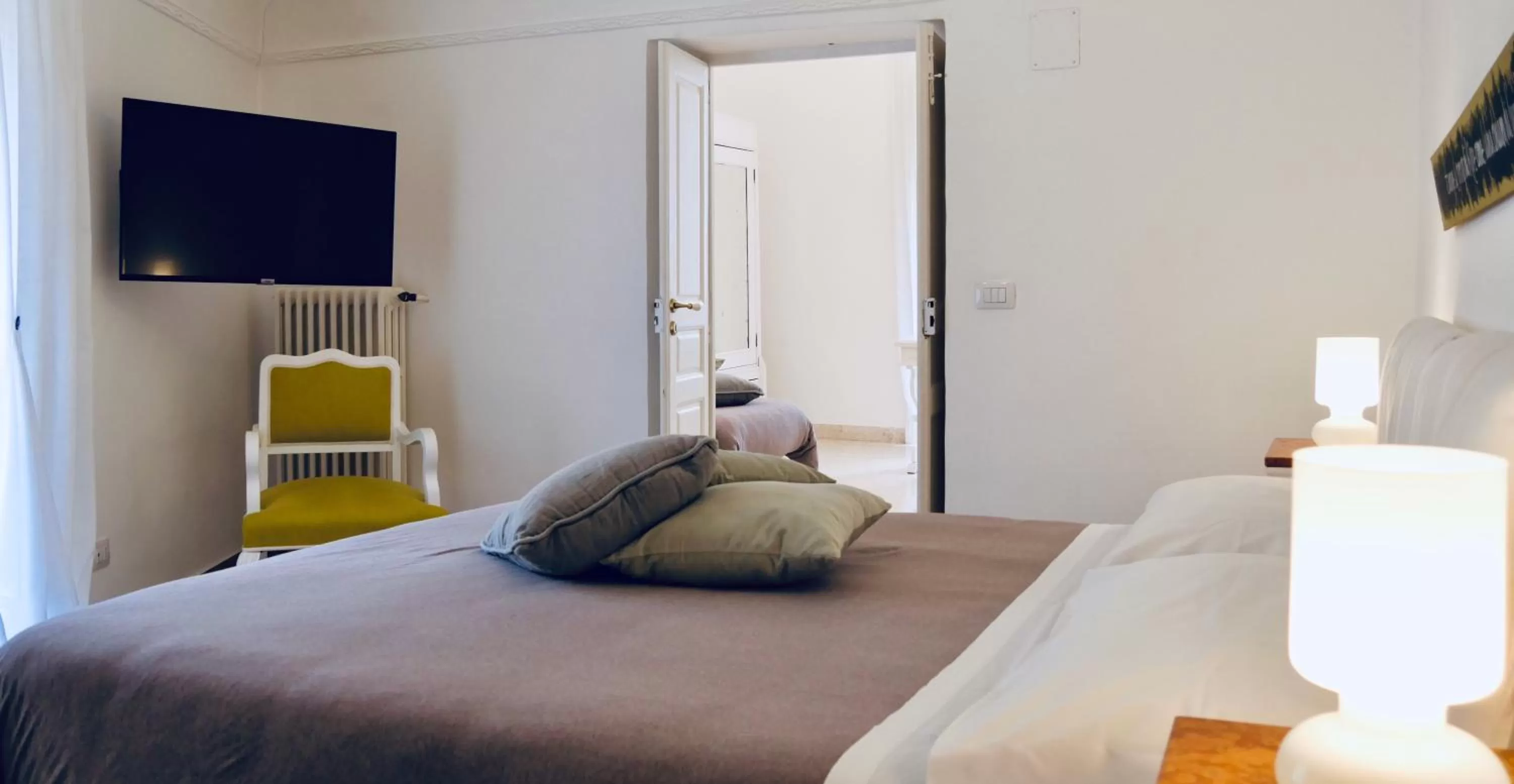 TV and multimedia, Bed in Bianko EcoChic & L'Angolo di Levante