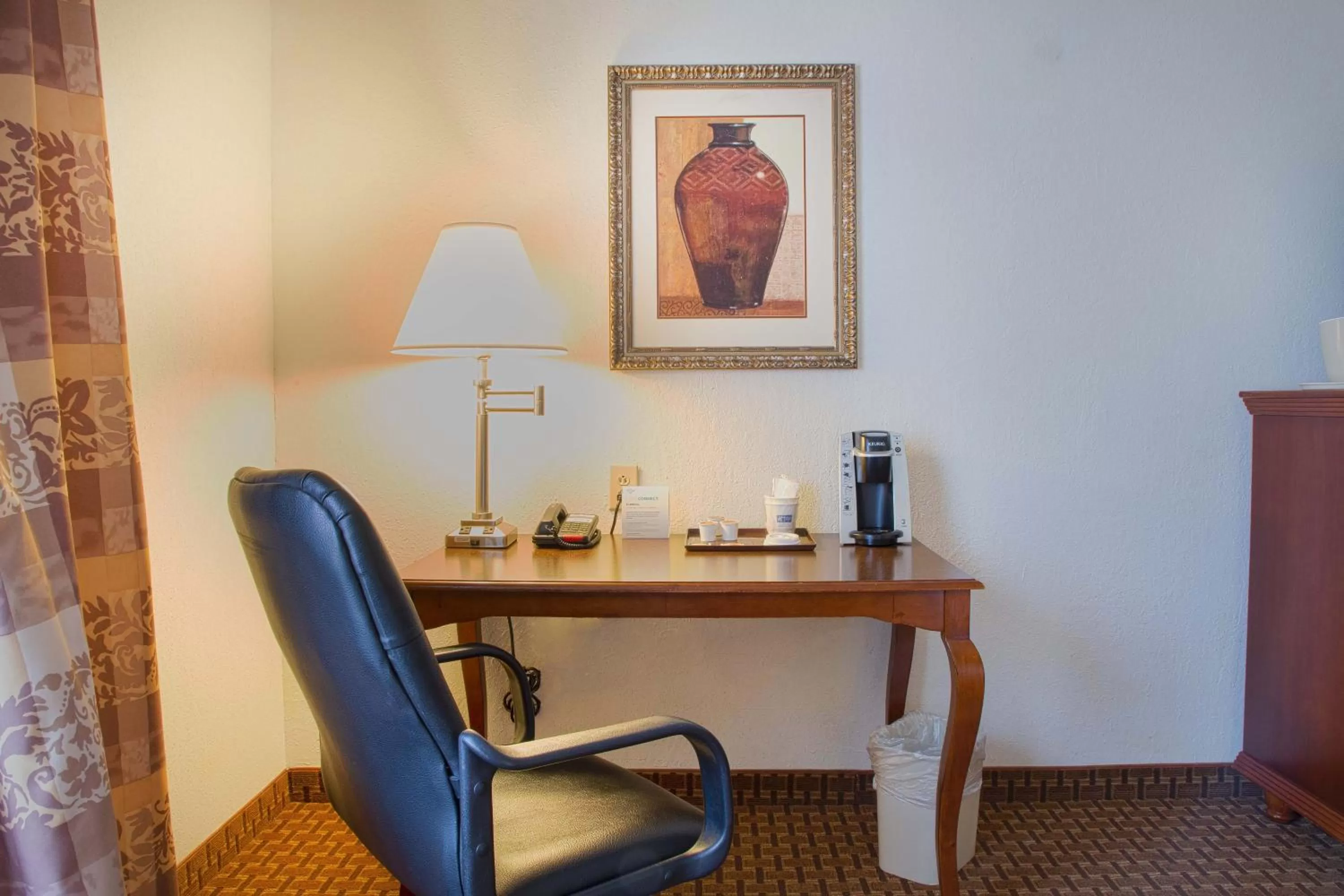 Twin Room - Disability Access Tub in Holiday Inn Express Hotel & Suites Center, an IHG Hotel