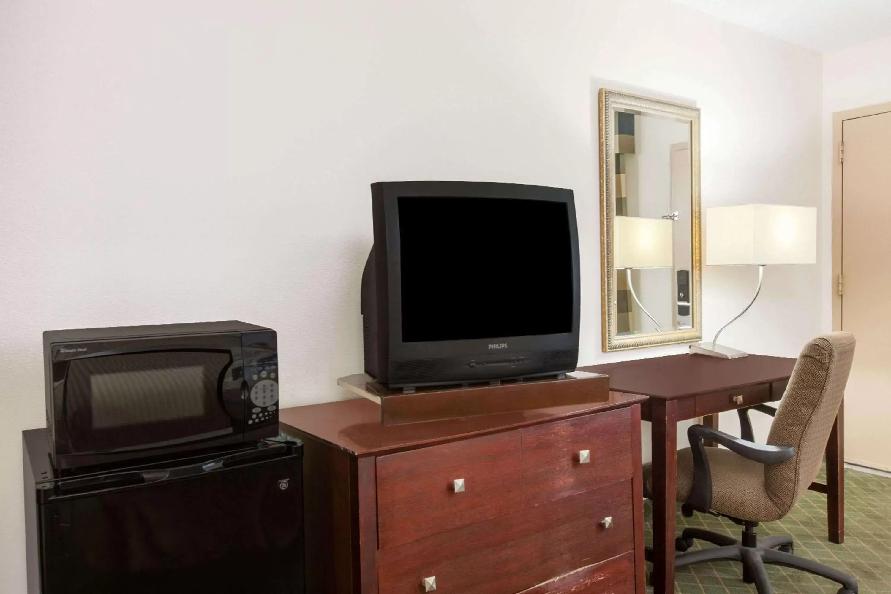 Photo of the whole room, TV/Entertainment Center in Knights Inn South Amboy