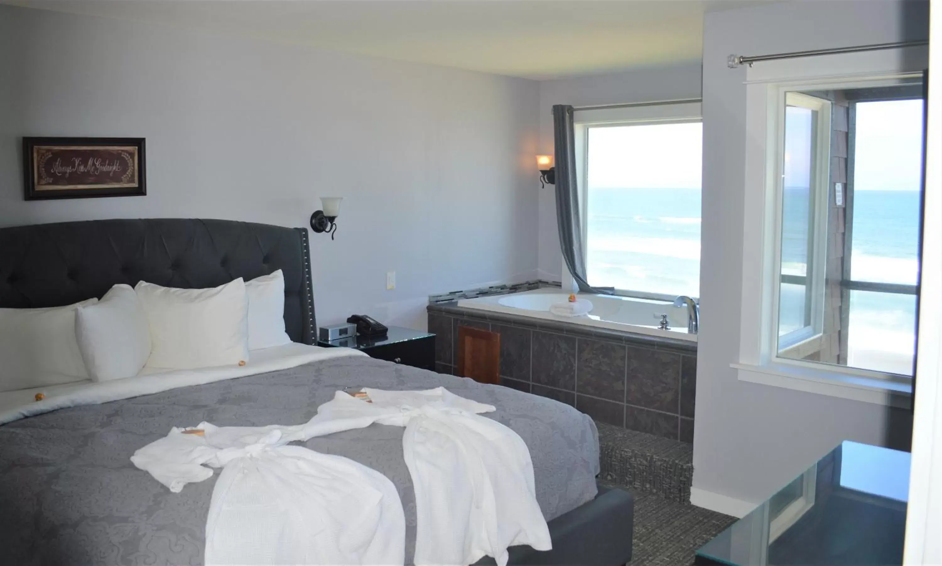 Bedroom, Bed in Starfish Manor Oceanfront Hotel