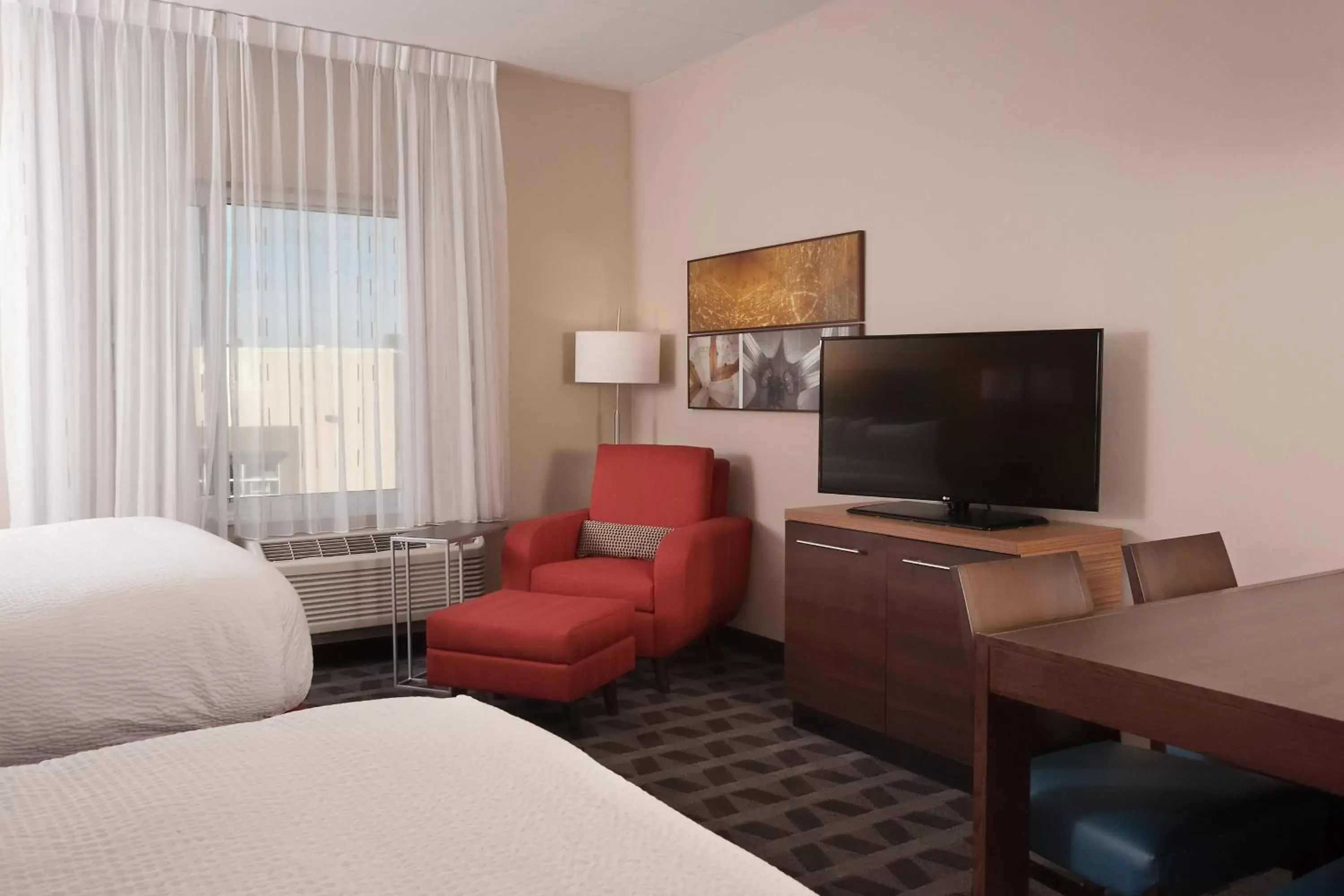 Bedroom, TV/Entertainment Center in TownePlace Suites by Marriott Charleston Airport/Convention Center