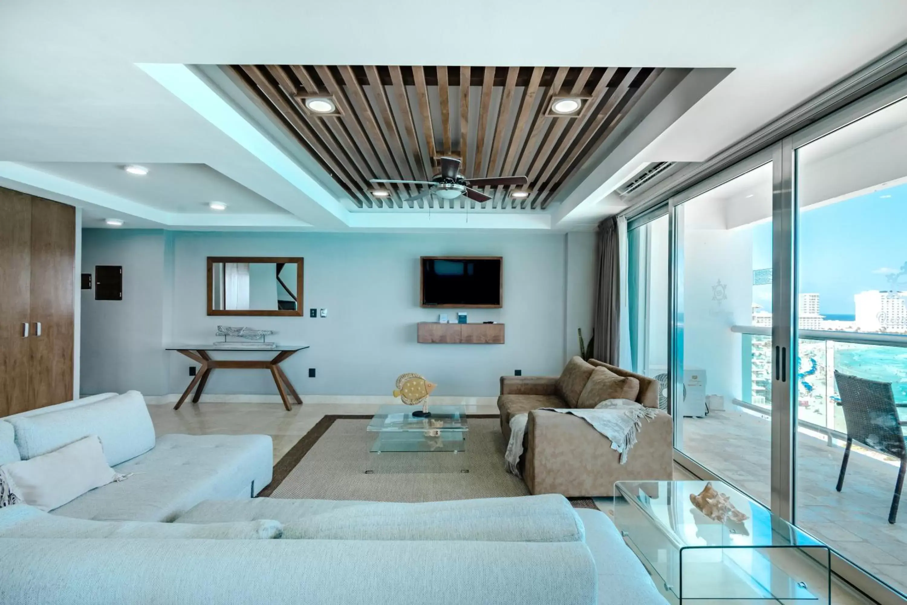 Living room, Seating Area in Ocean Dream Cancun by GuruHotel