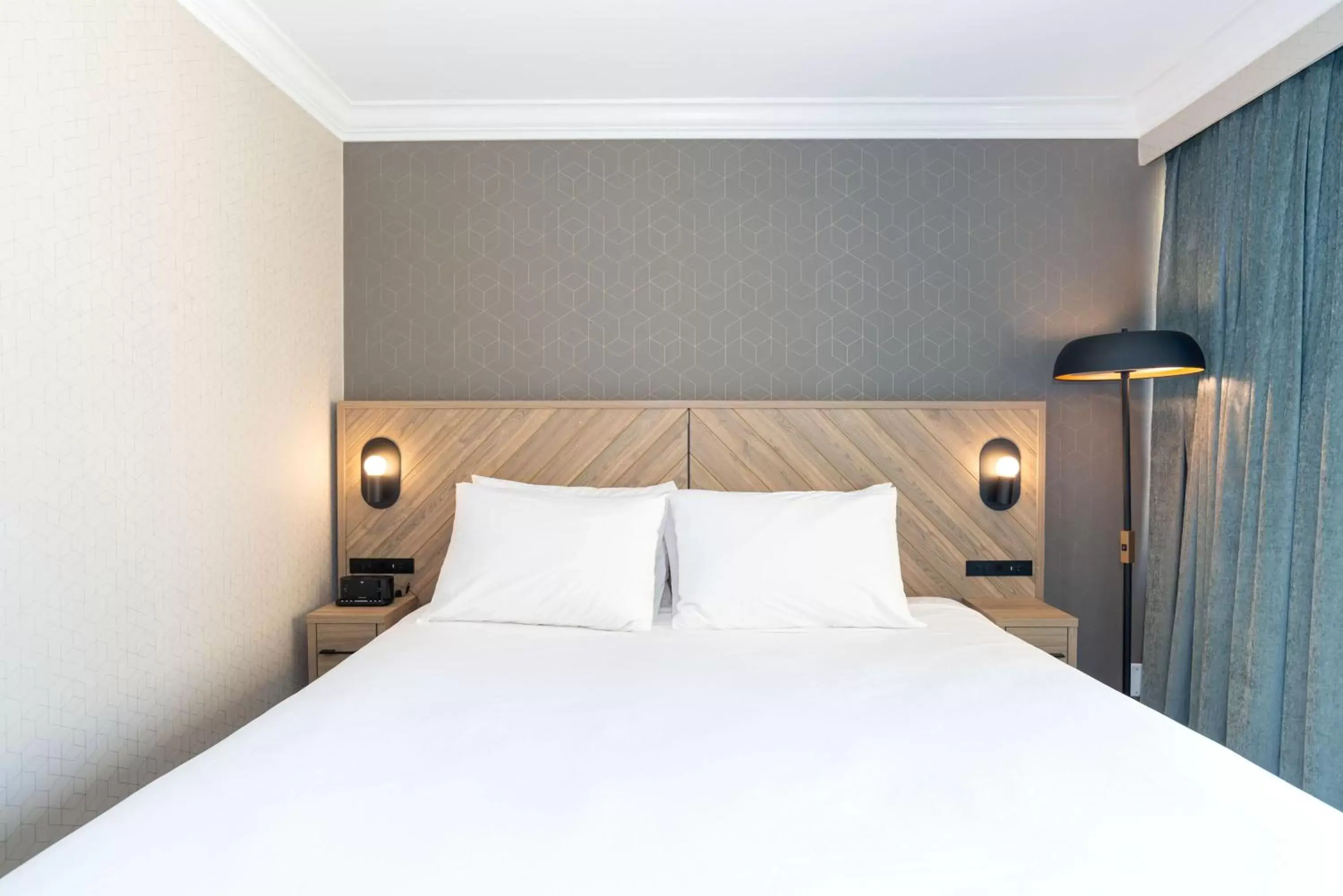 Photo of the whole room, Bed in Sandman Hotel Vancouver Downtown Photo of the whole room, Bed in Sandman Hotel Vancouver Downtown