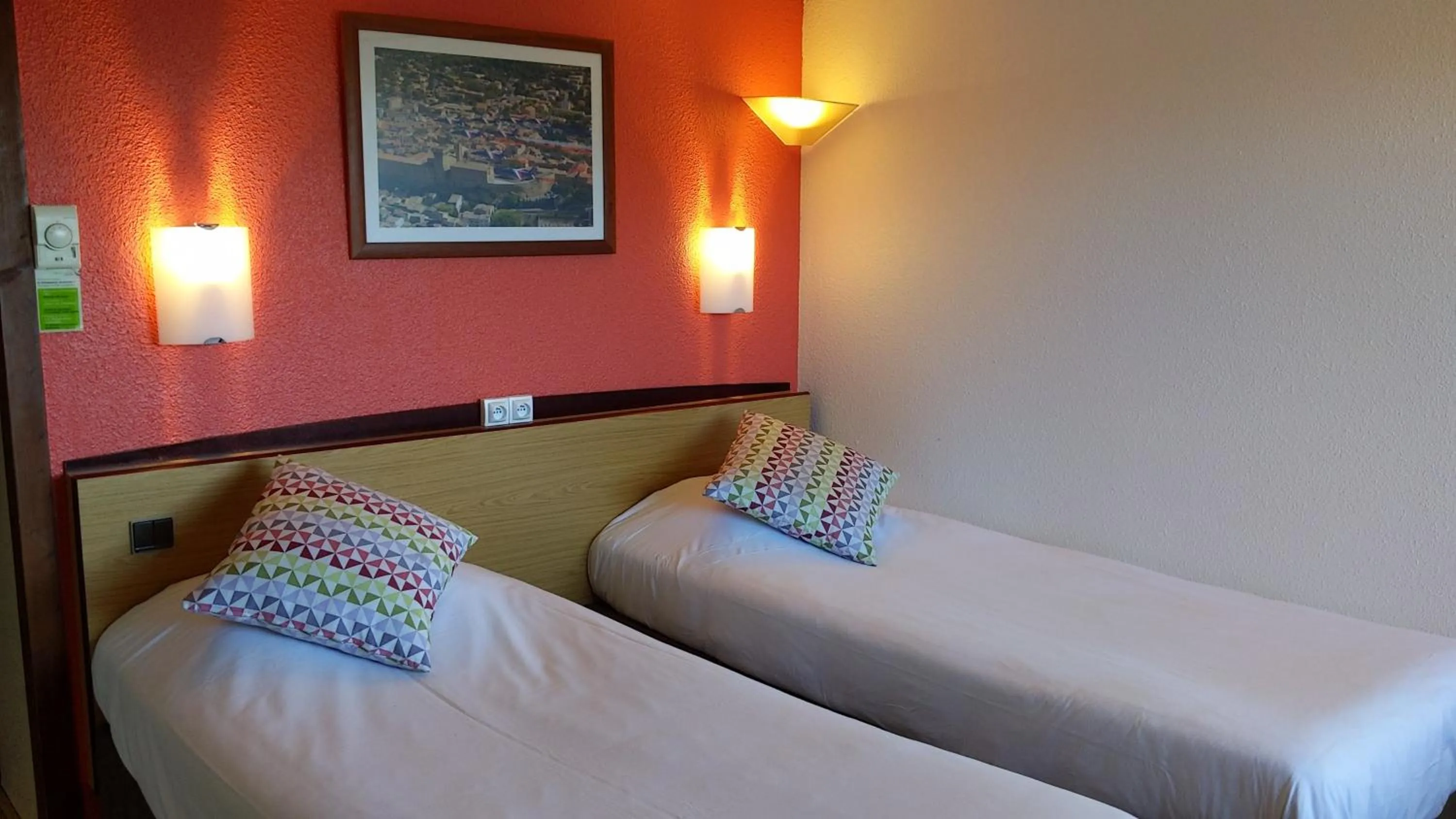 Bedroom, Bed in Campanile Salon-De-Provence