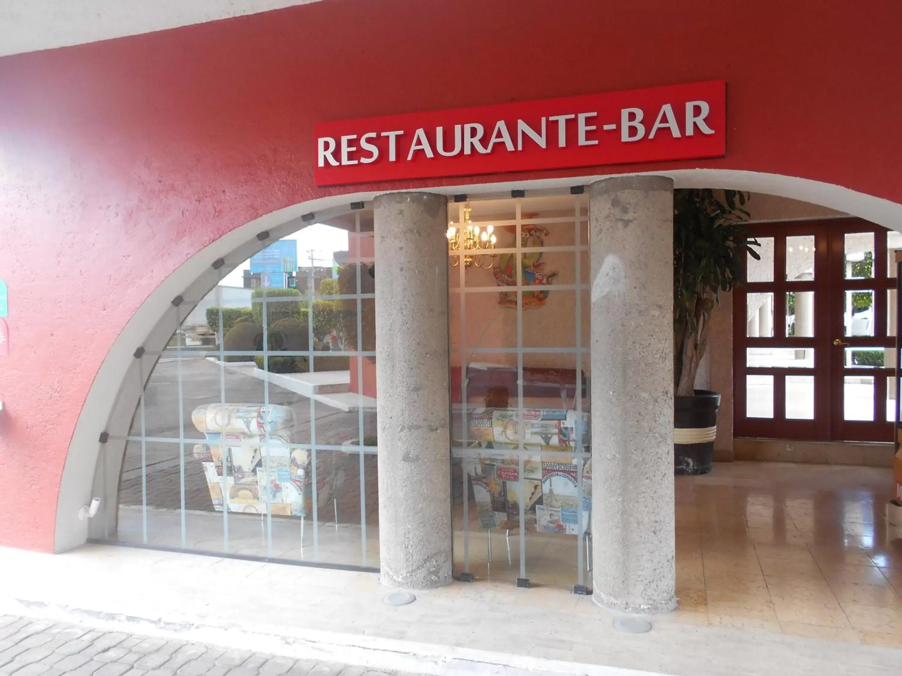 Lounge or bar in Hotel Puente Real