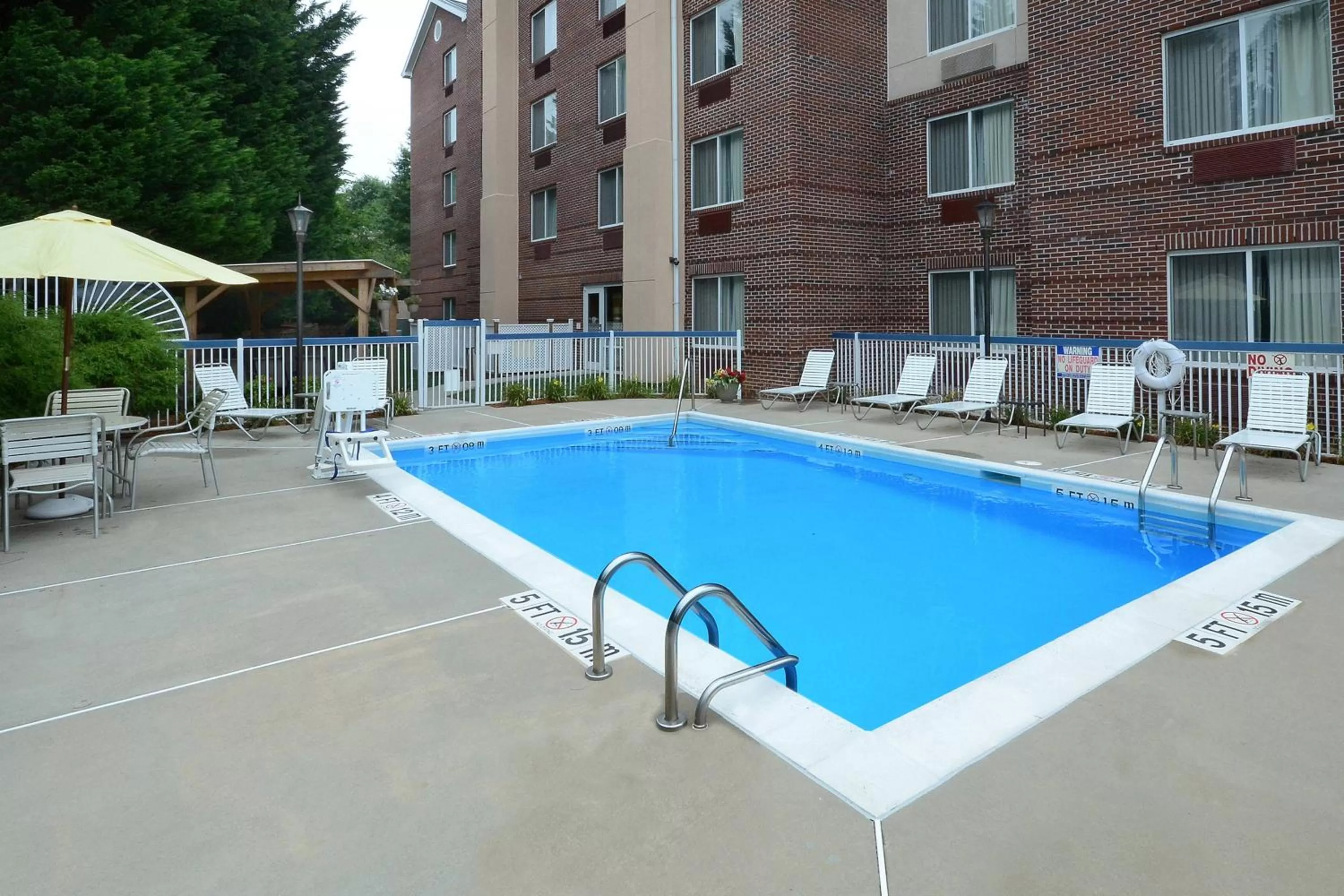 Swimming pool in Fairfield Inn Greensboro Airport