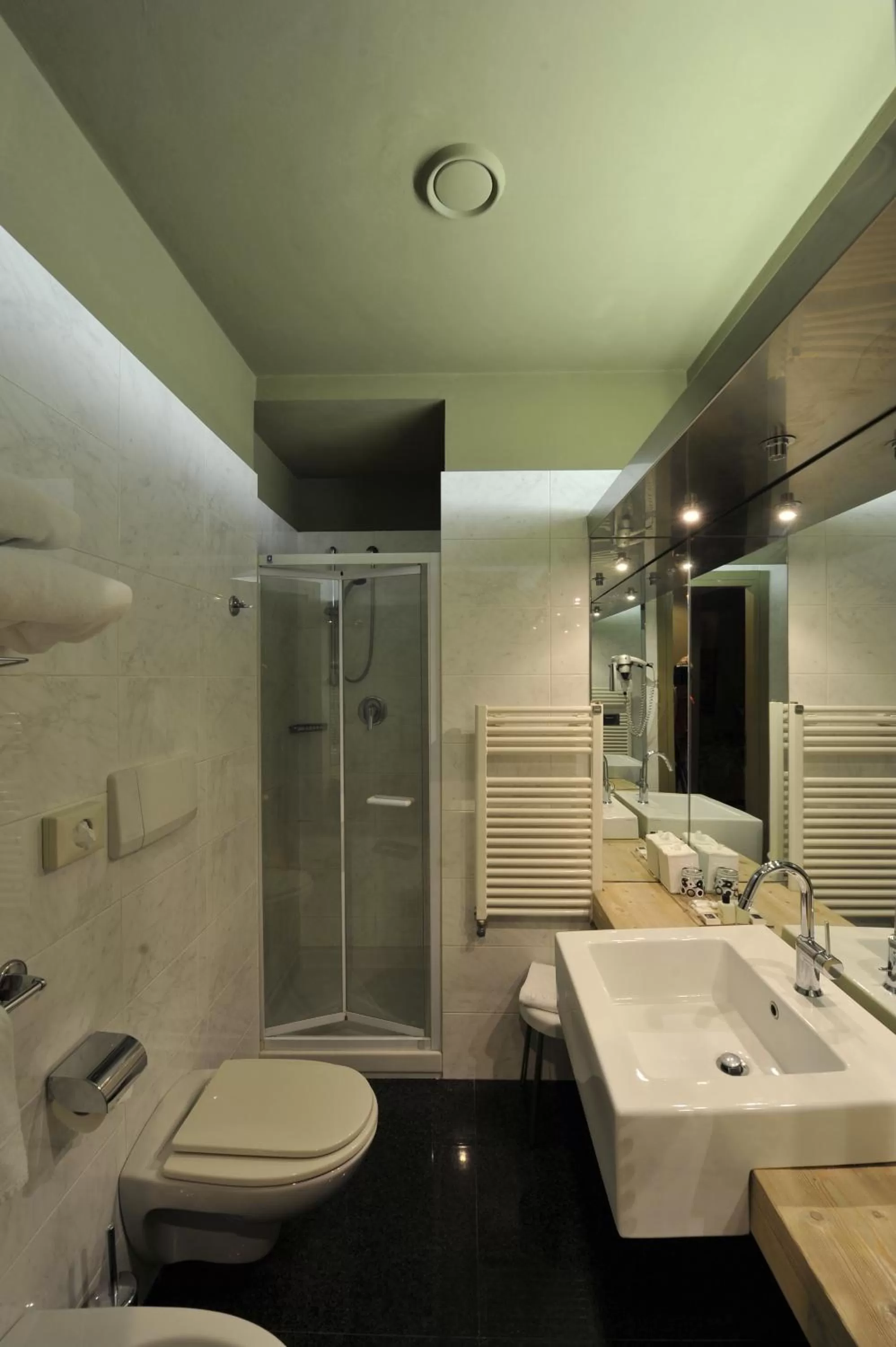 Shower in Art Hotel Boston