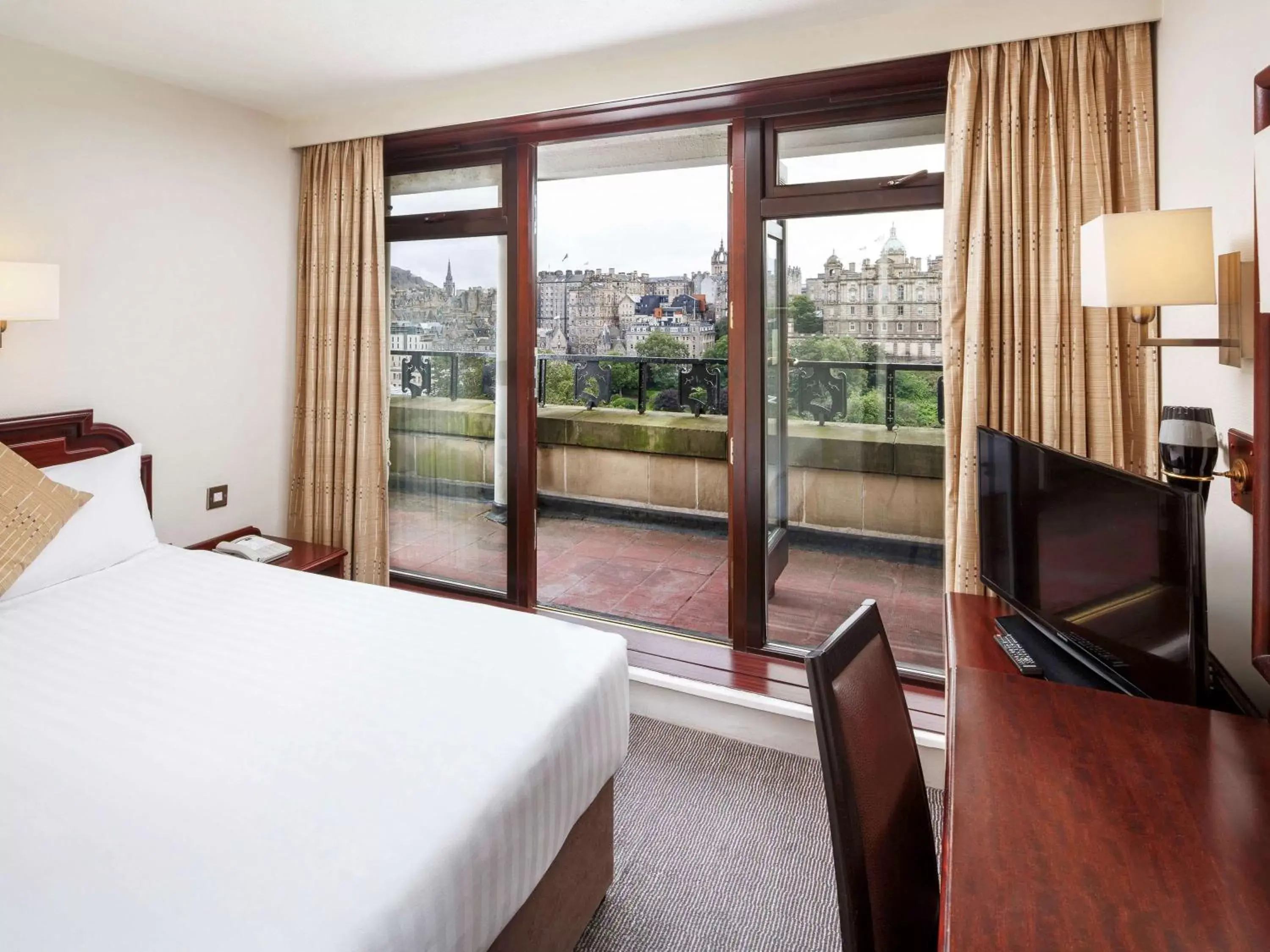 Photo of the whole room in Mercure Edinburgh City - Princes Street Hotel