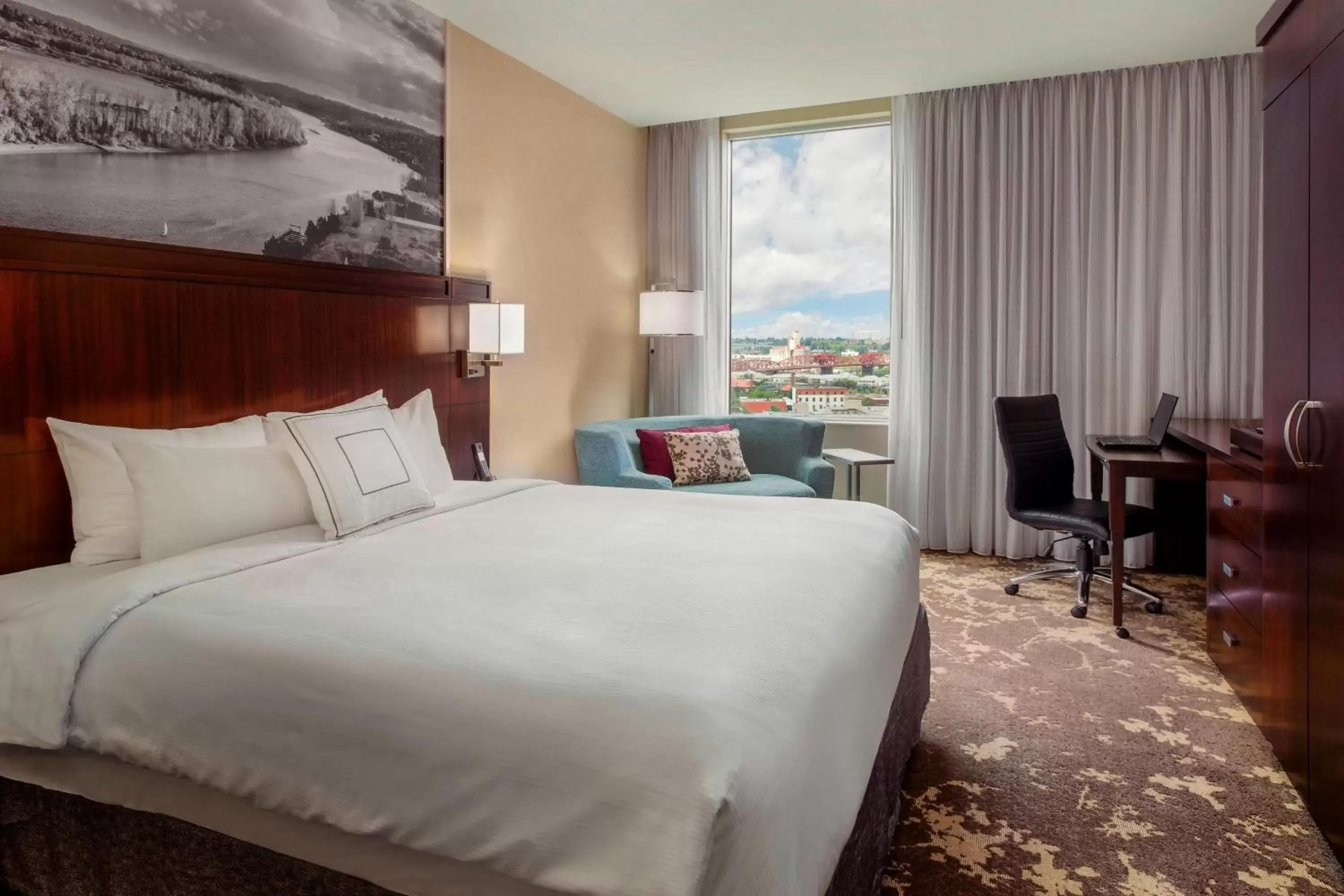 Photo of the whole room, Bed in Courtyard by Marriott Portland City Center