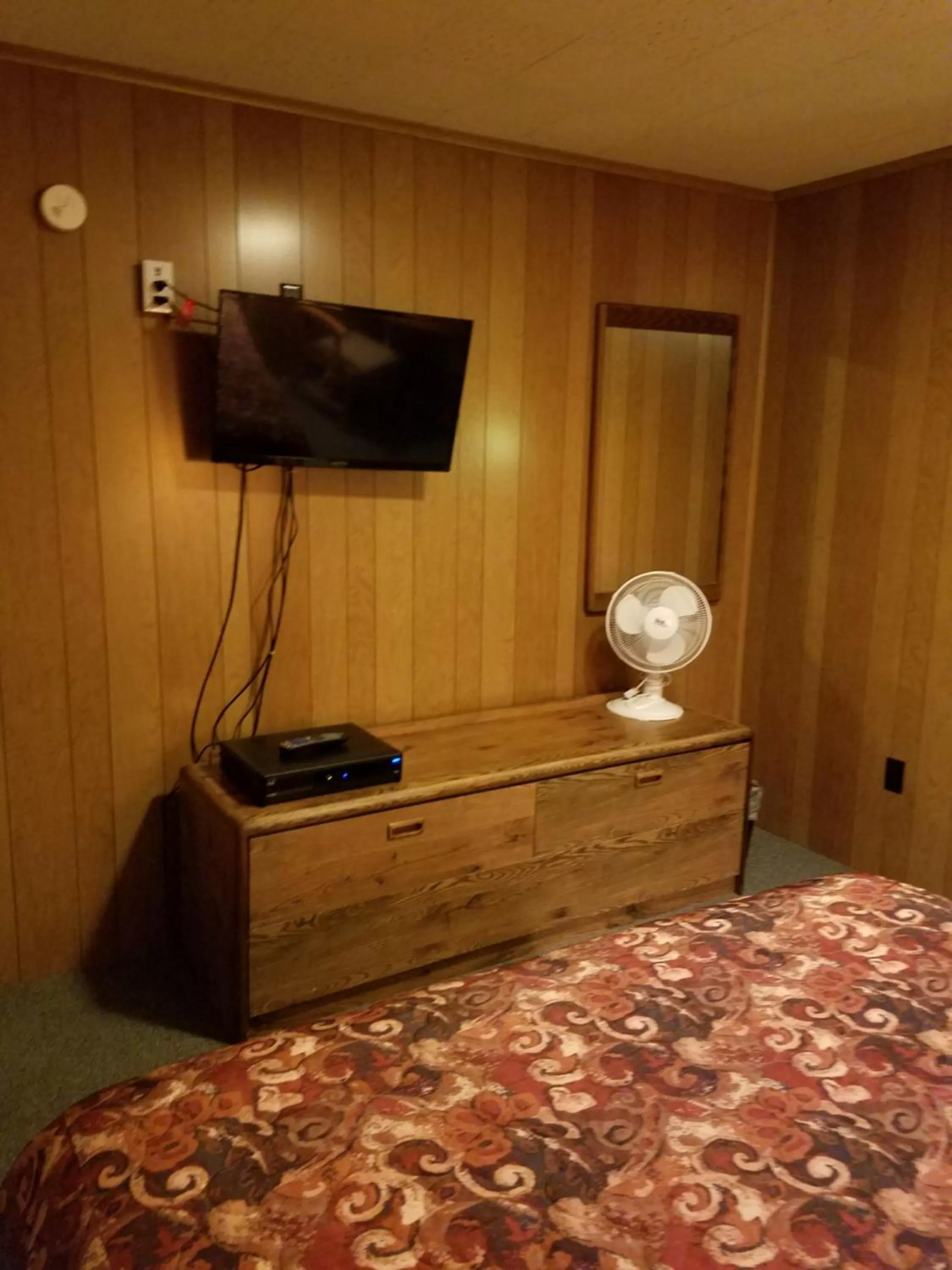Bed, TV/Entertainment Center in Buckhorn Resort