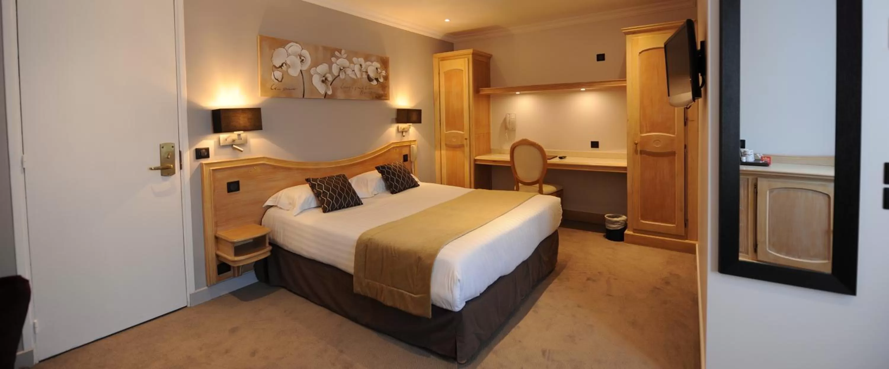 Bedroom, Bed in Hôtel Du Midi Paris Montparnasse