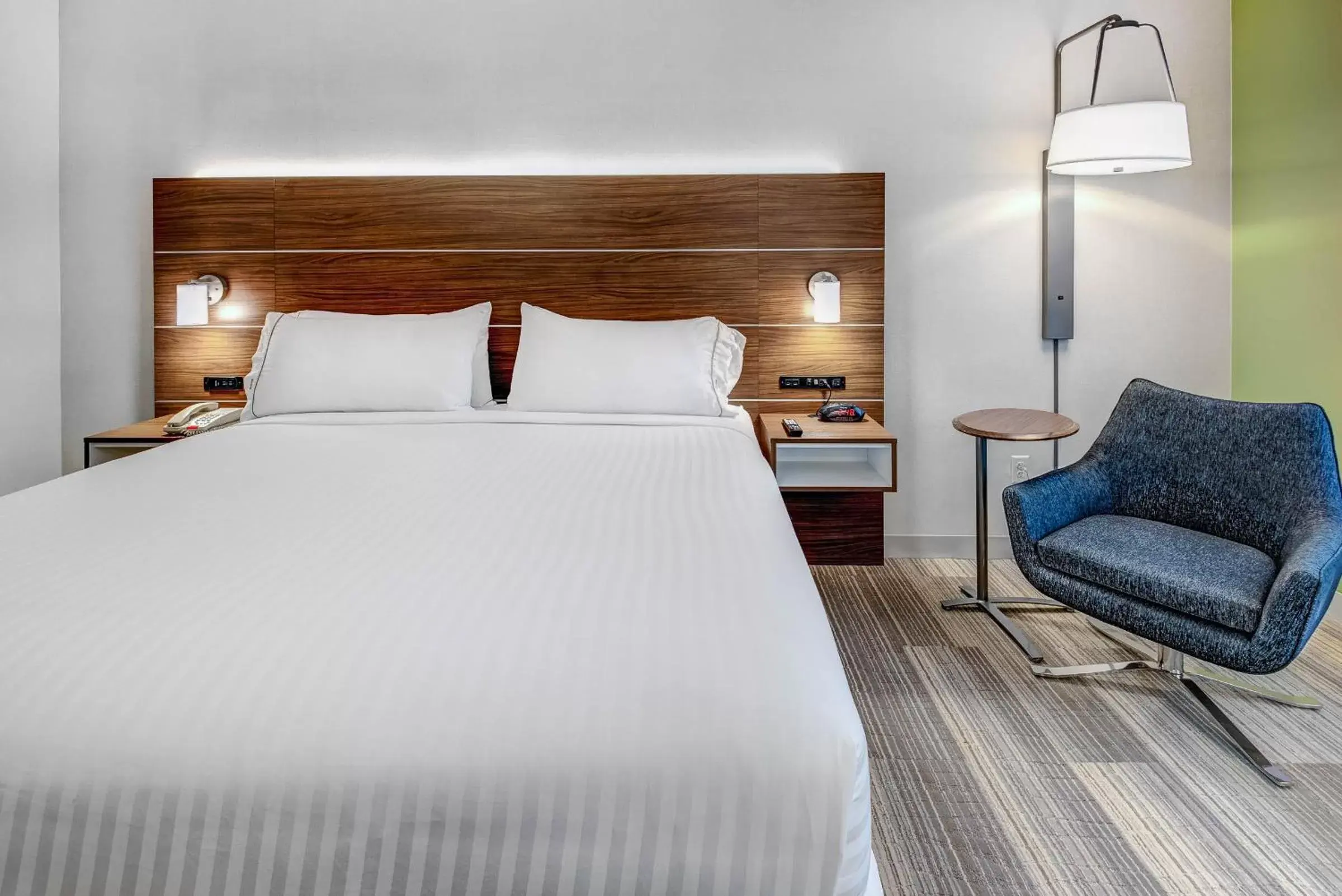 Bed in Holiday Inn Express Woodbridge by IHG Bed in Holiday Inn Express Woodbridge by IHG