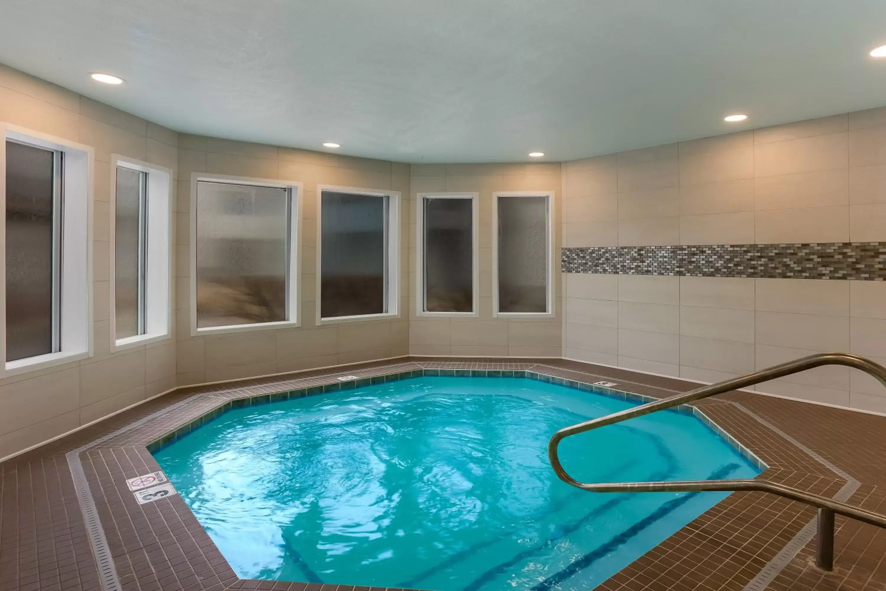 Hot Tub, Swimming Pool in Orangewood Inn & Suites Kansas City Airport