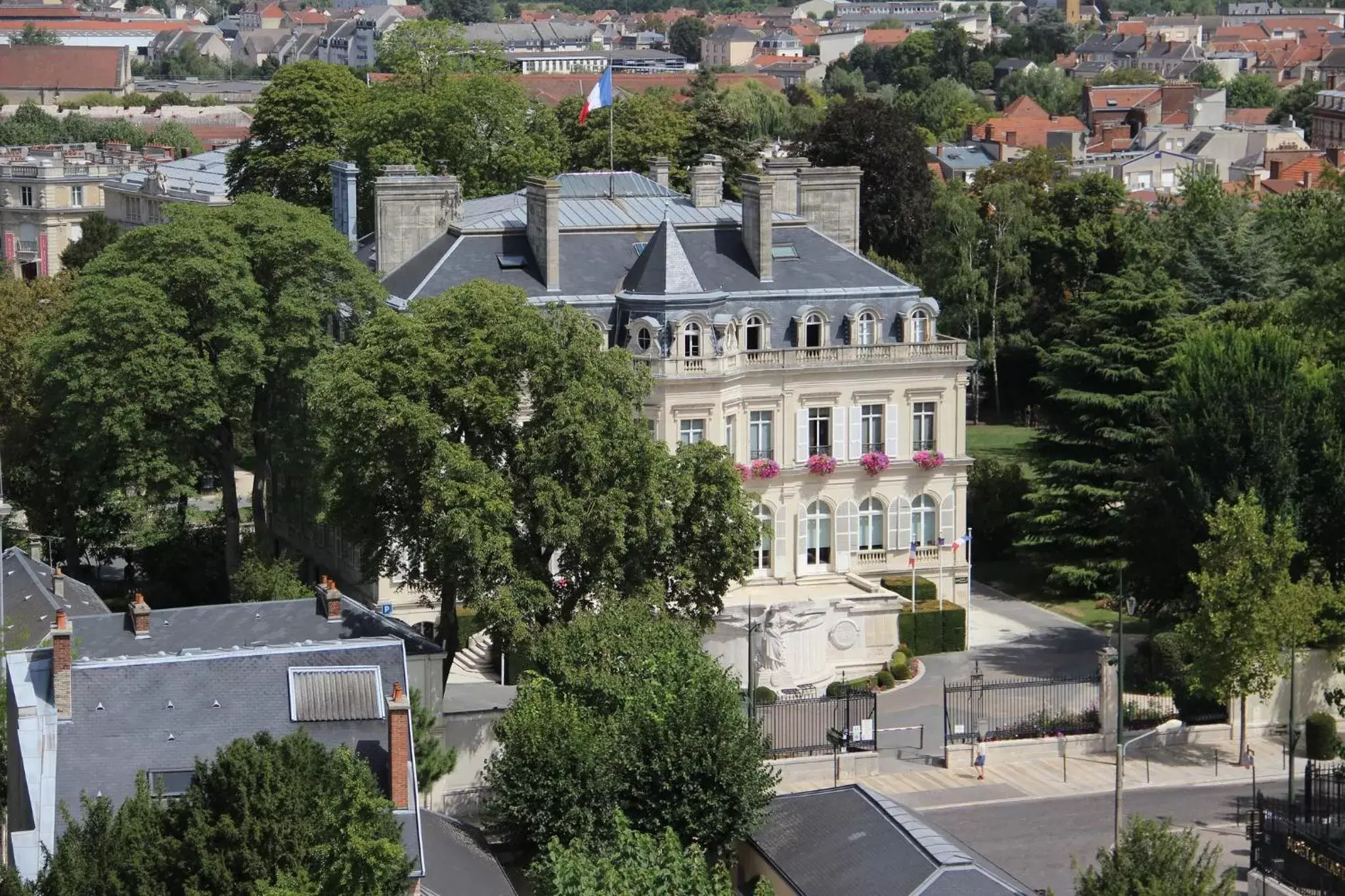 Nearby landmark in Hotel de Champagne