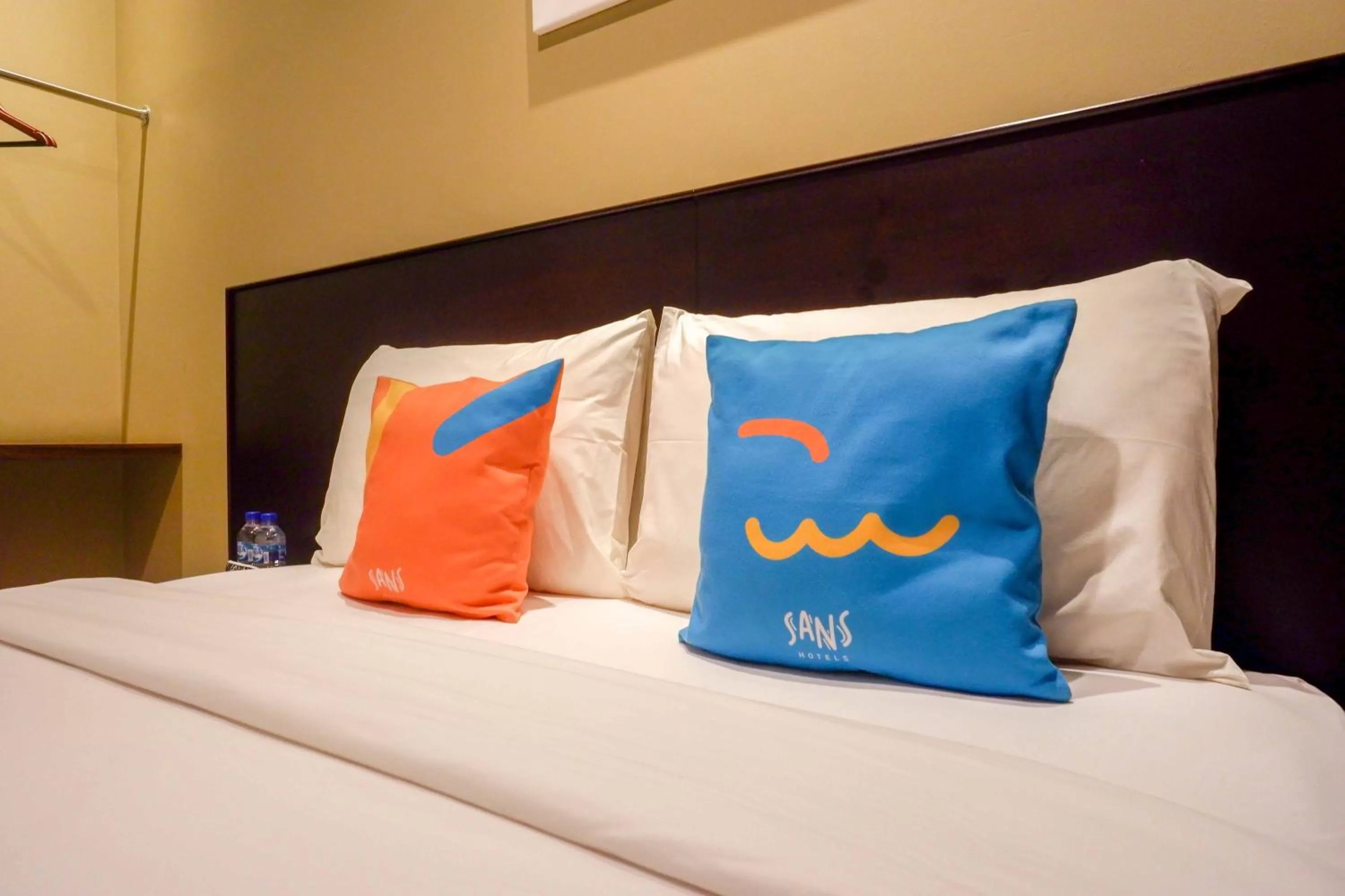 Bedroom, Bed in Sans Hotel Empress Simpang Lima