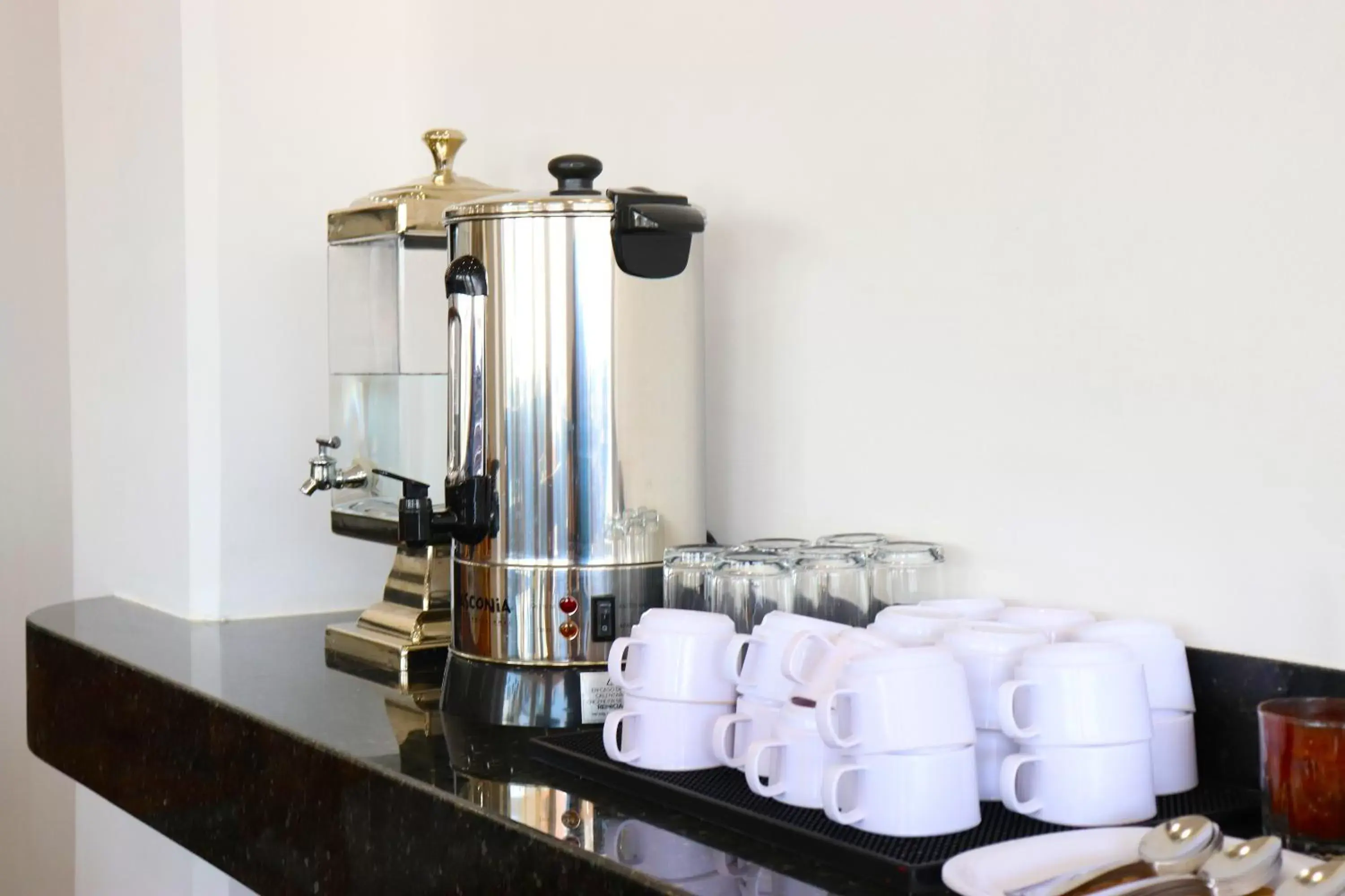 Coffee/tea facilities in Hotel Bugari Aeropuerto Guadalajara