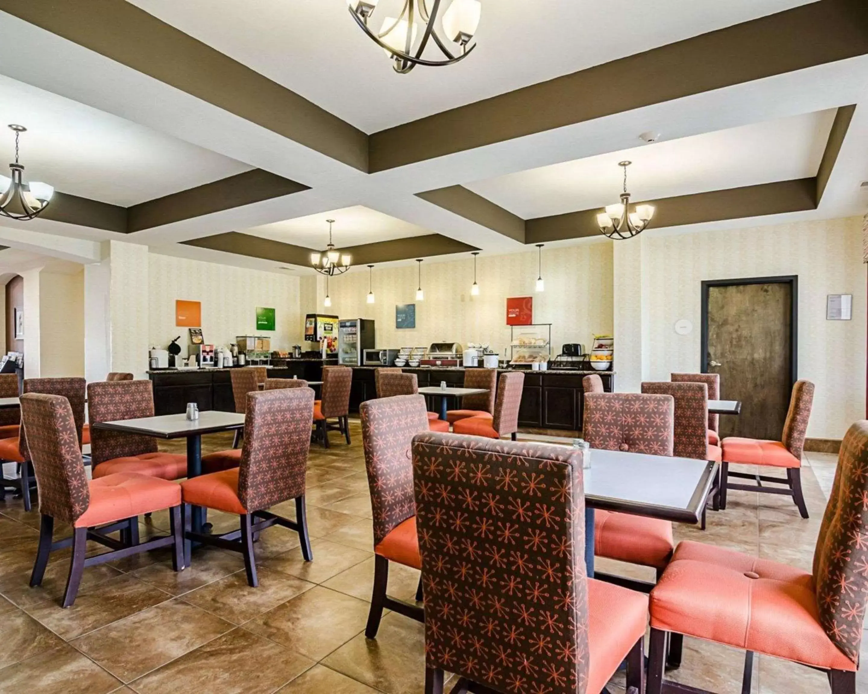 Restaurant/Places to Eat in Comfort Inn & Suites Lawrence