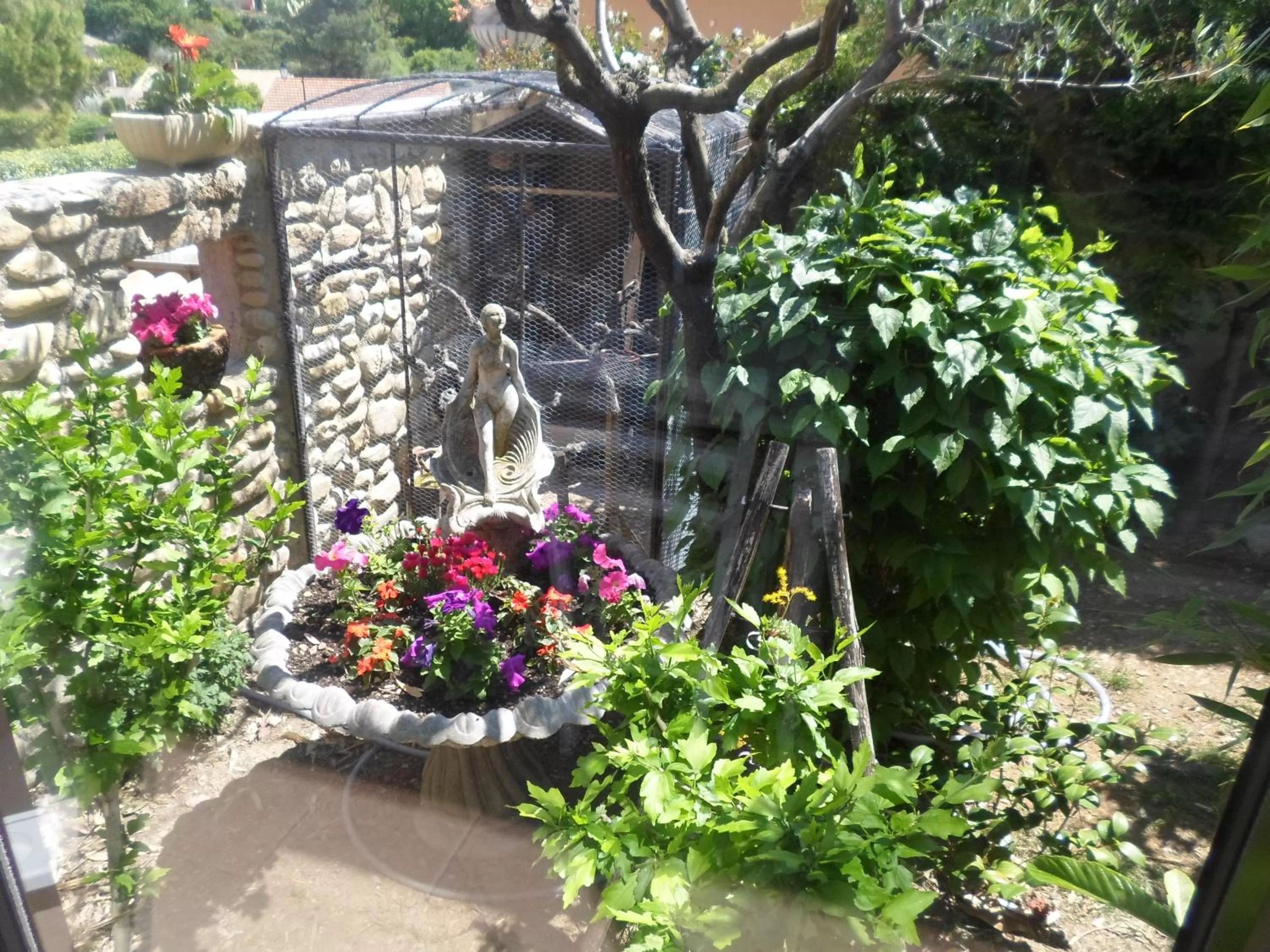 Garden in La Sapiniére -chambres climatisées