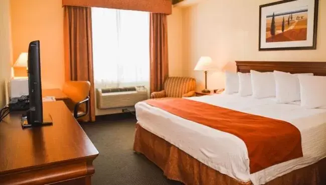 Bed in Country Inn & Suites by Radisson, London South, ON