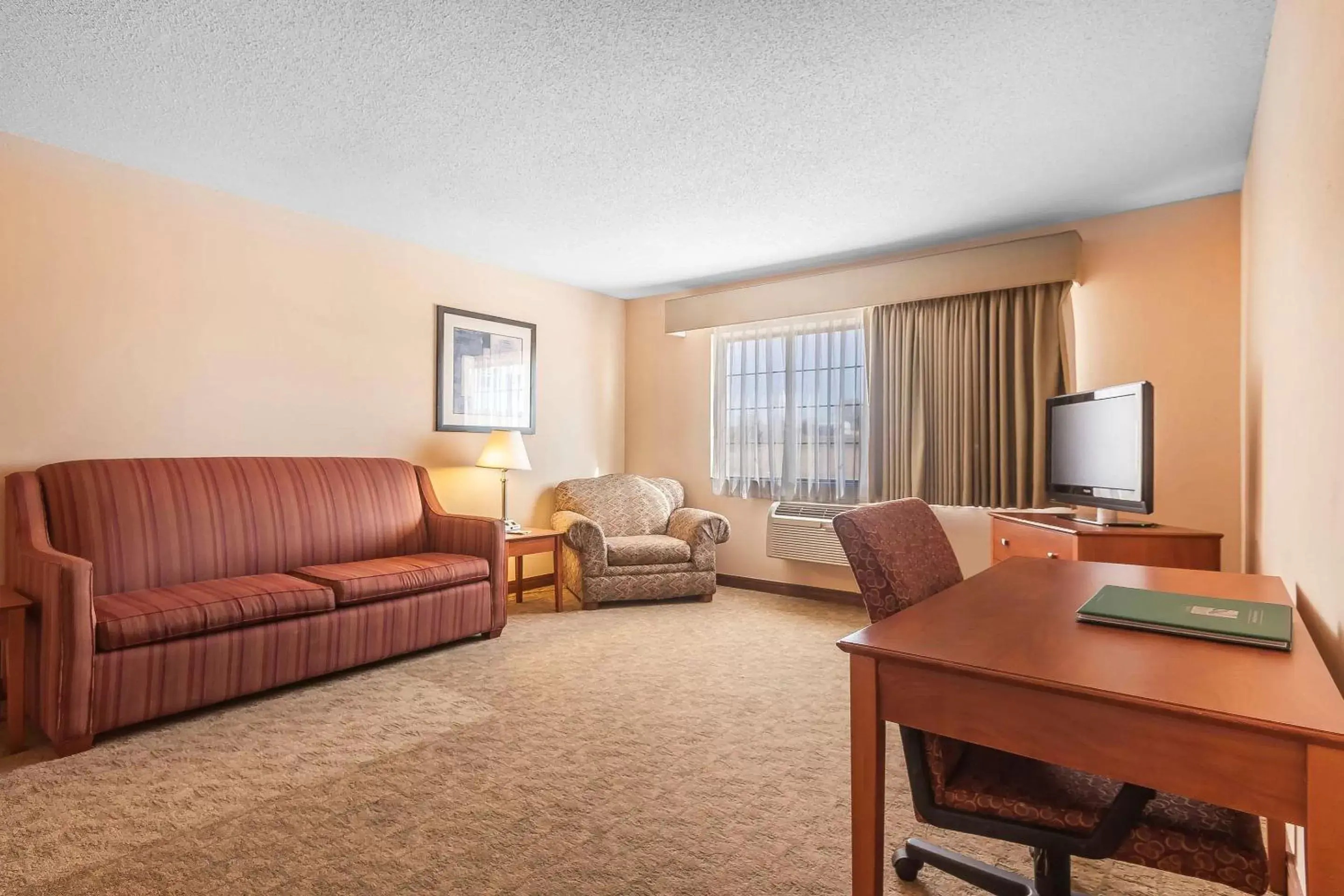 Photo of the whole room, Seating Area in Quality Inn & Suites Owasso US-169