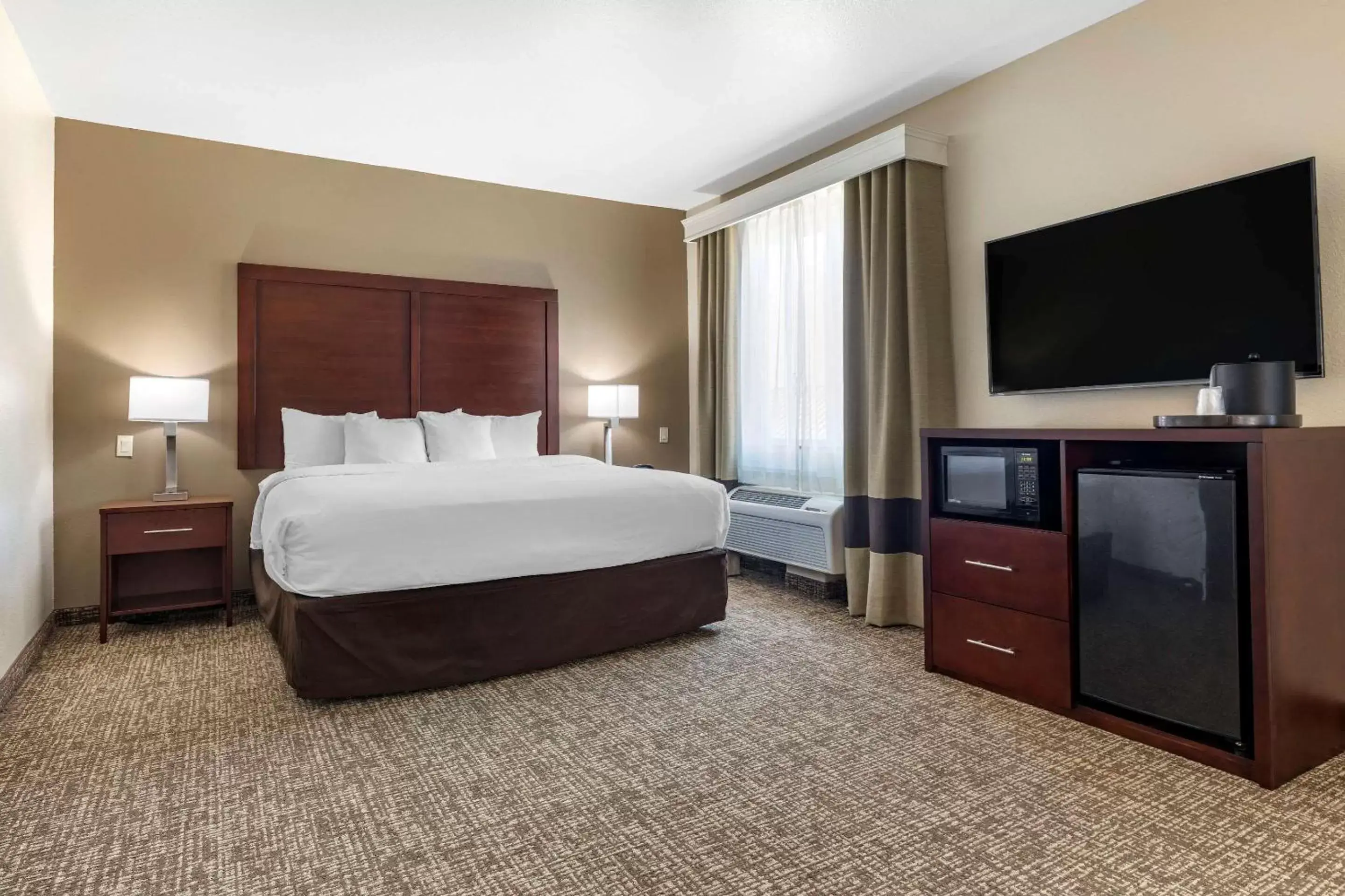 Photo of the whole room, Bed in Comfort Suites Plano - Dallas North
