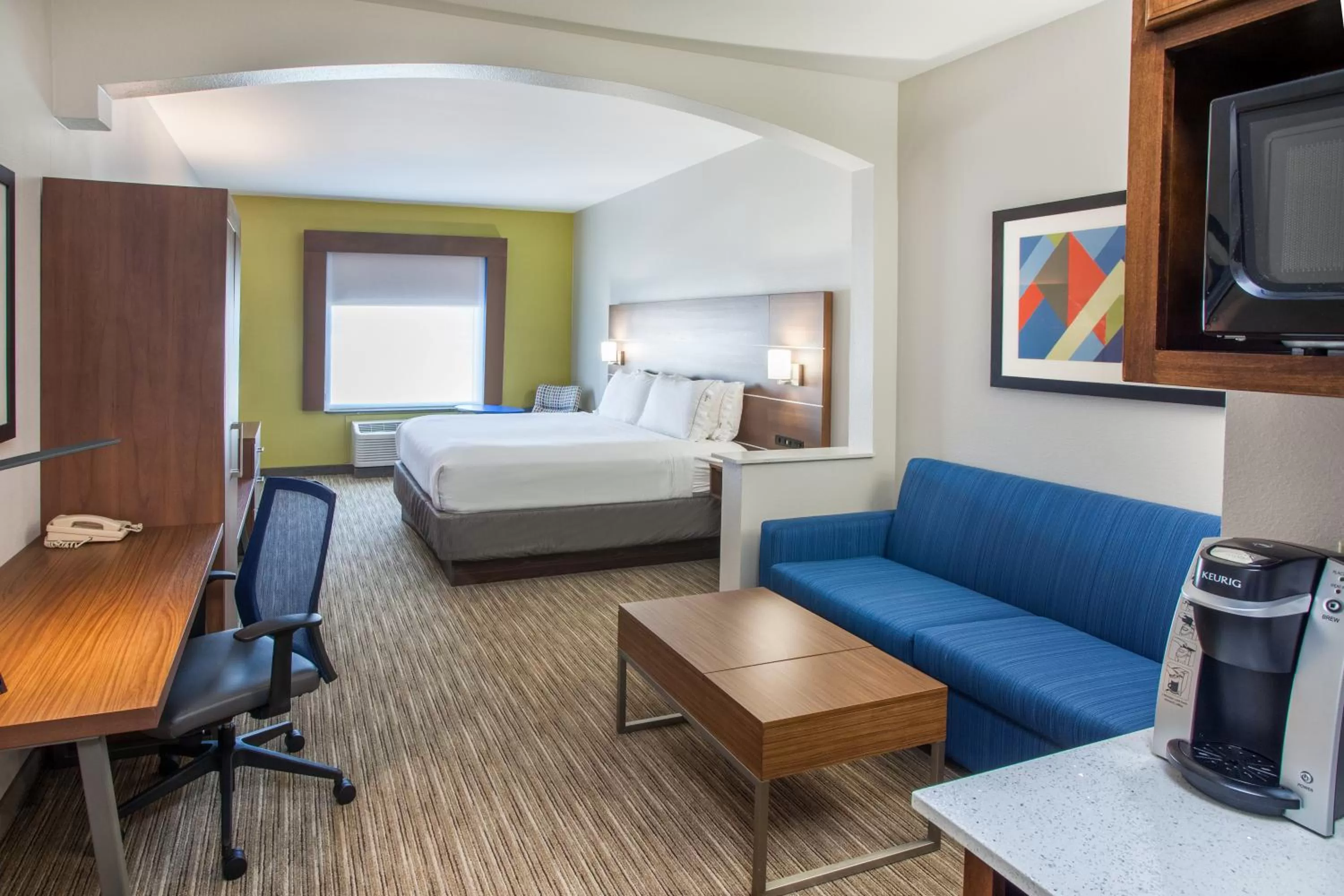 Photo of the whole room, Bed in Holiday Inn Express & Suites Texarkana by IHG