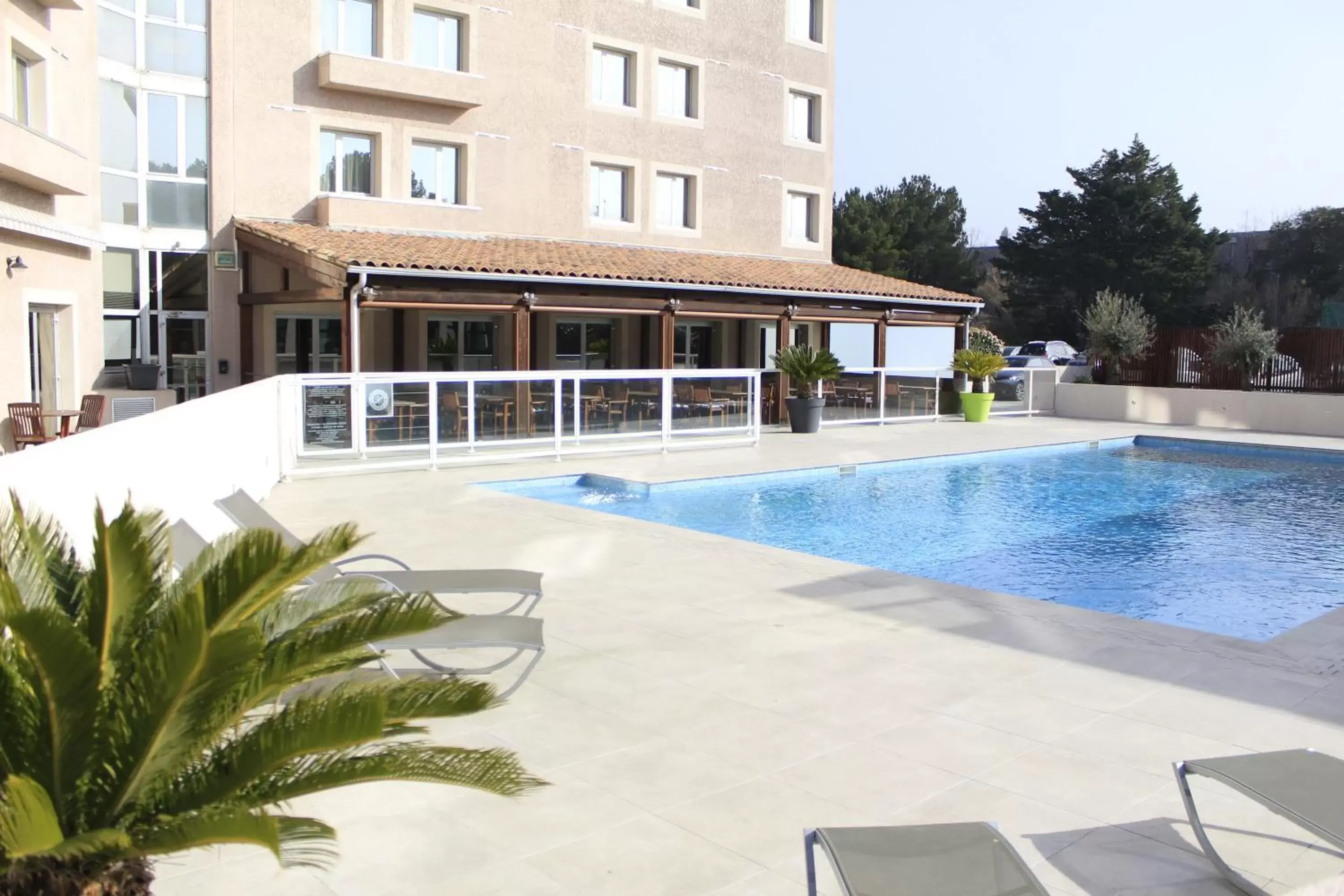 Restaurant/places to eat, Swimming Pool in Best Western Marseille Aeroport