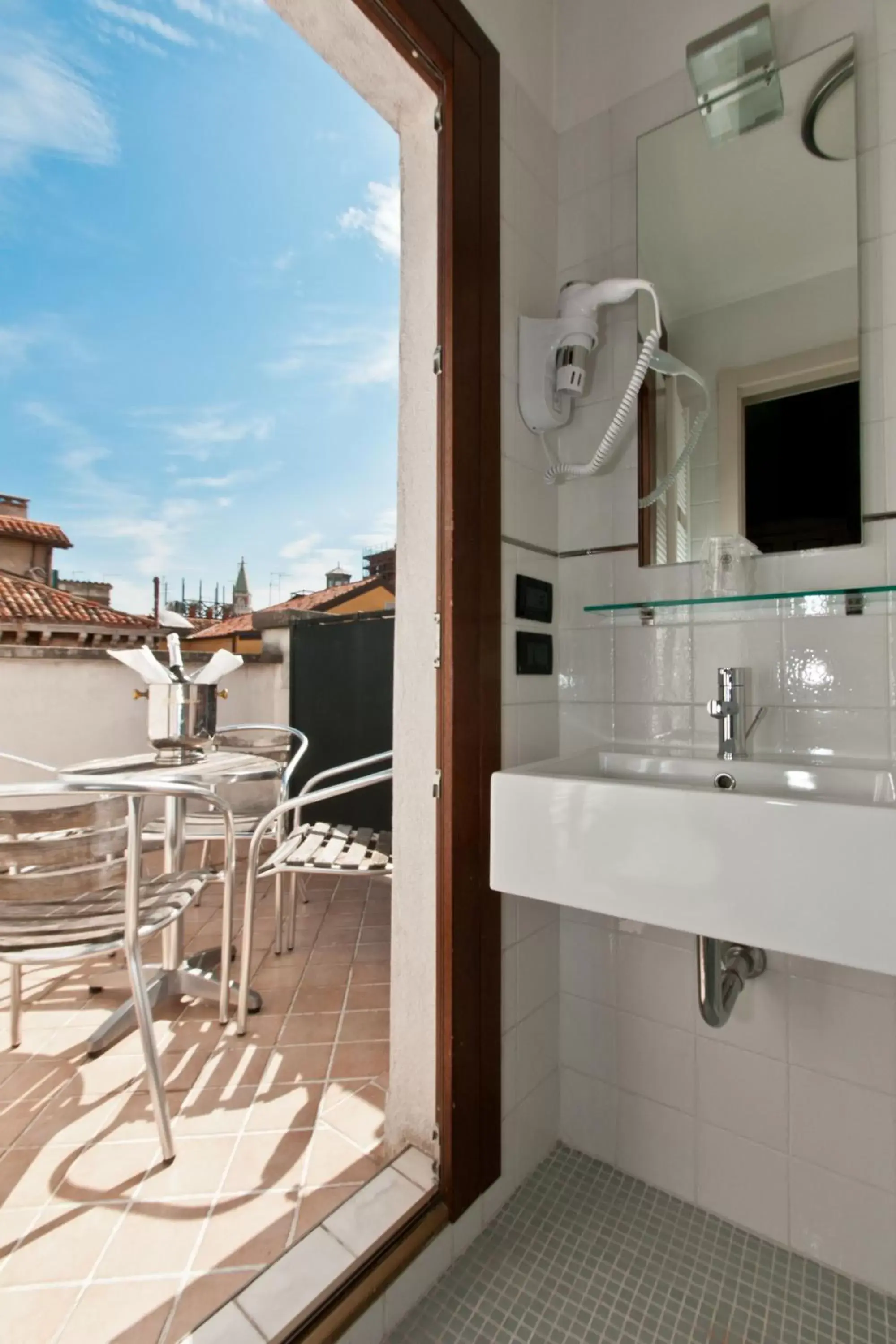 Patio, Bathroom in Hotel al Graspo de Ua