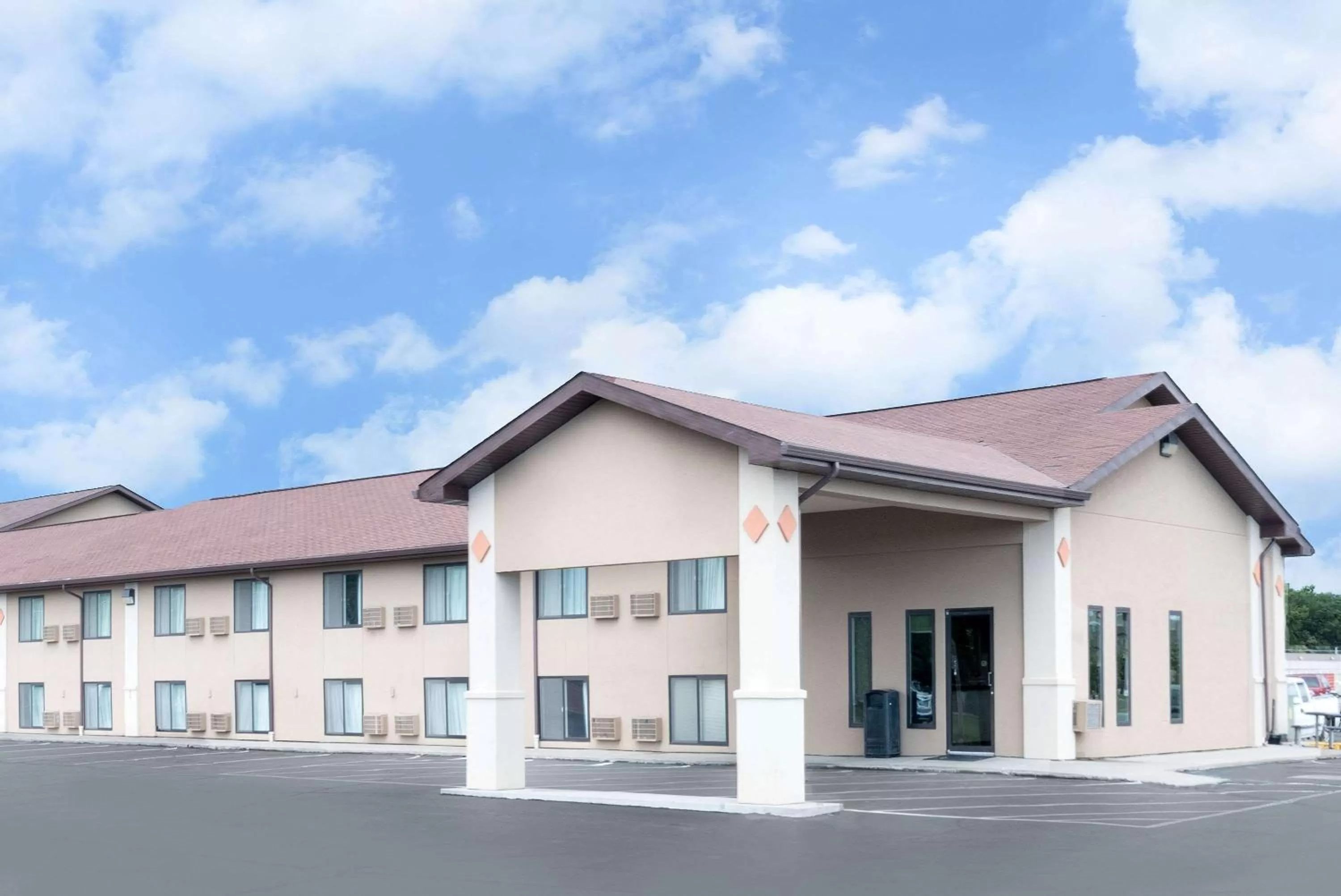 Property building in Super 8 by Wyndham Huron